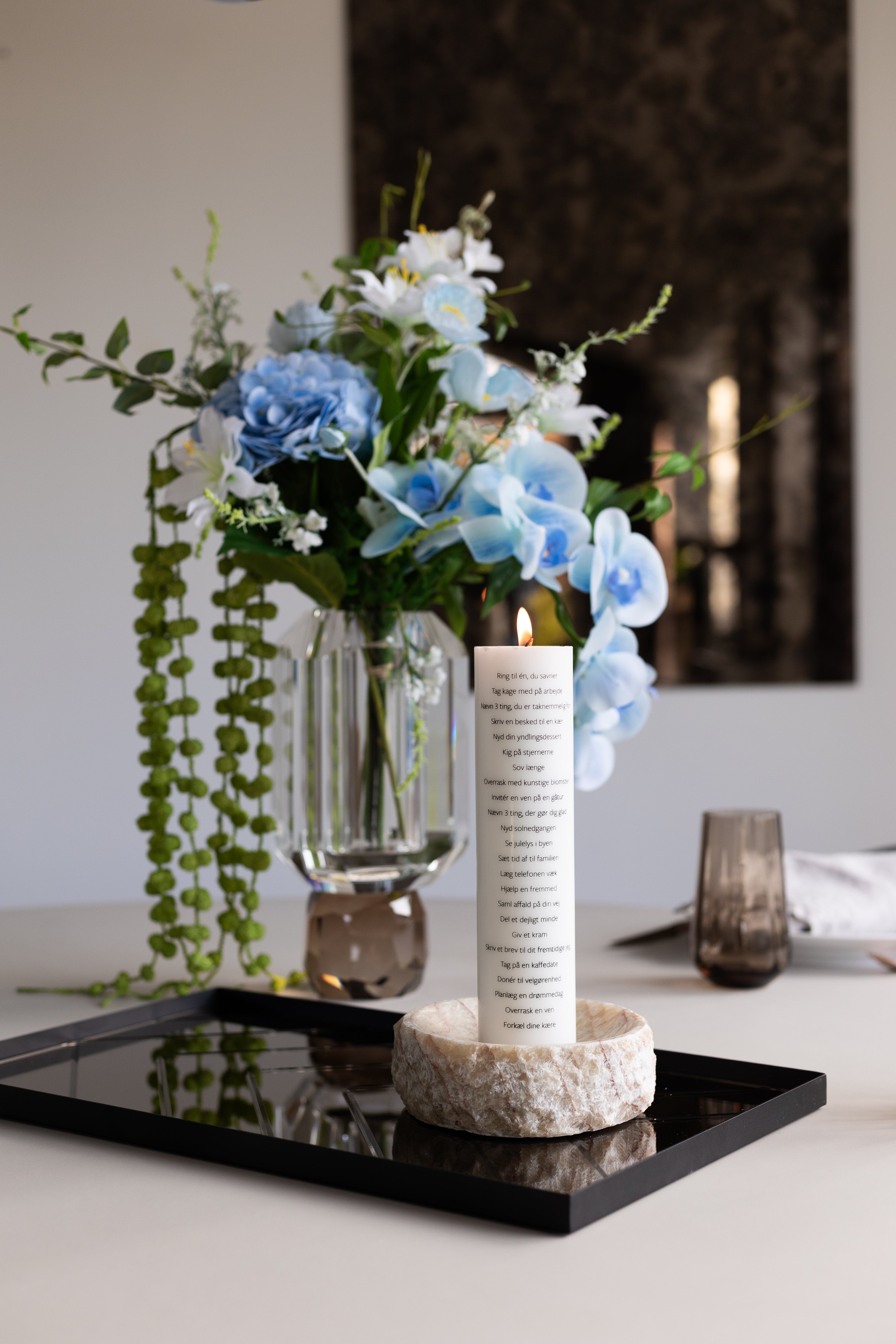 Svanemærket kalenderlys i hvid fra Specktrum, stylet i en ivy skål på en spejlbakke.