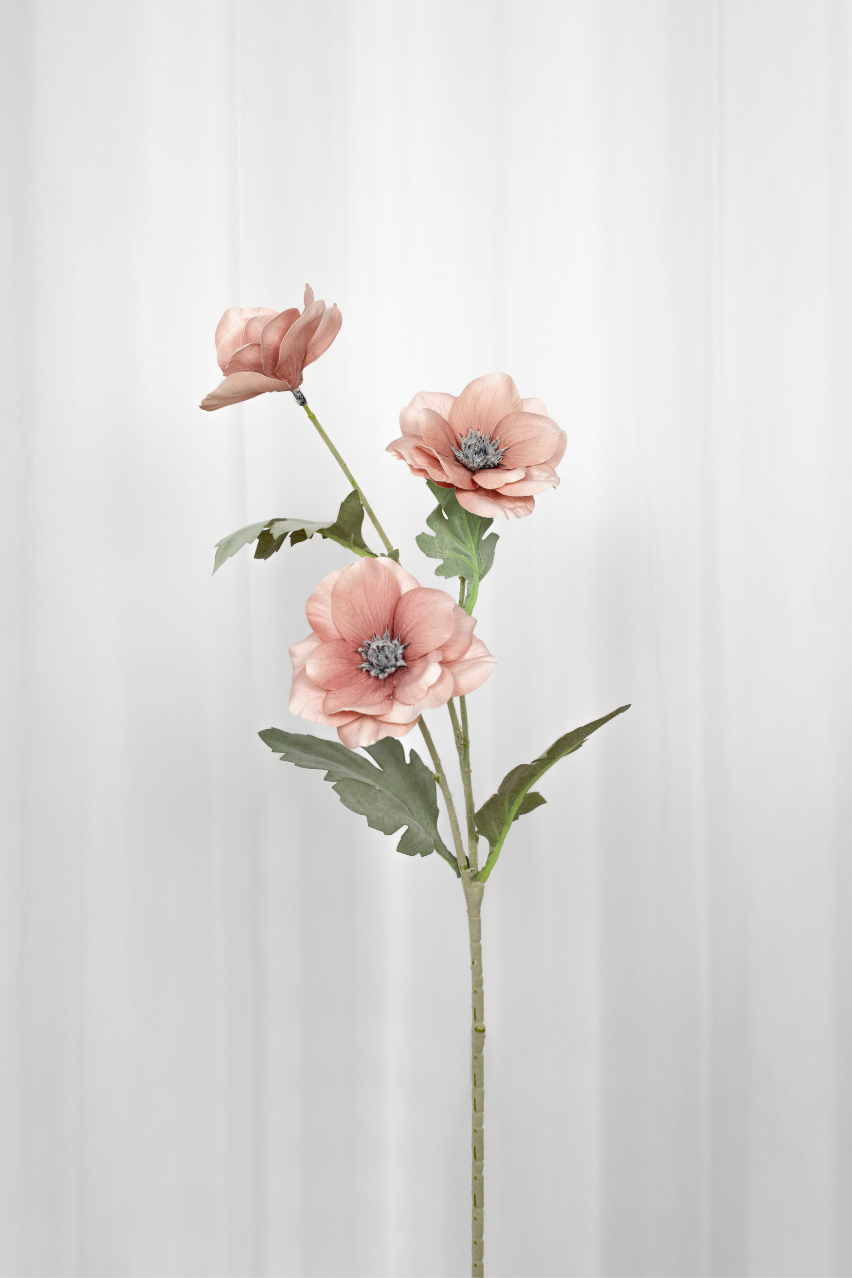 Kunstig valmue i en støvet rosa farve.