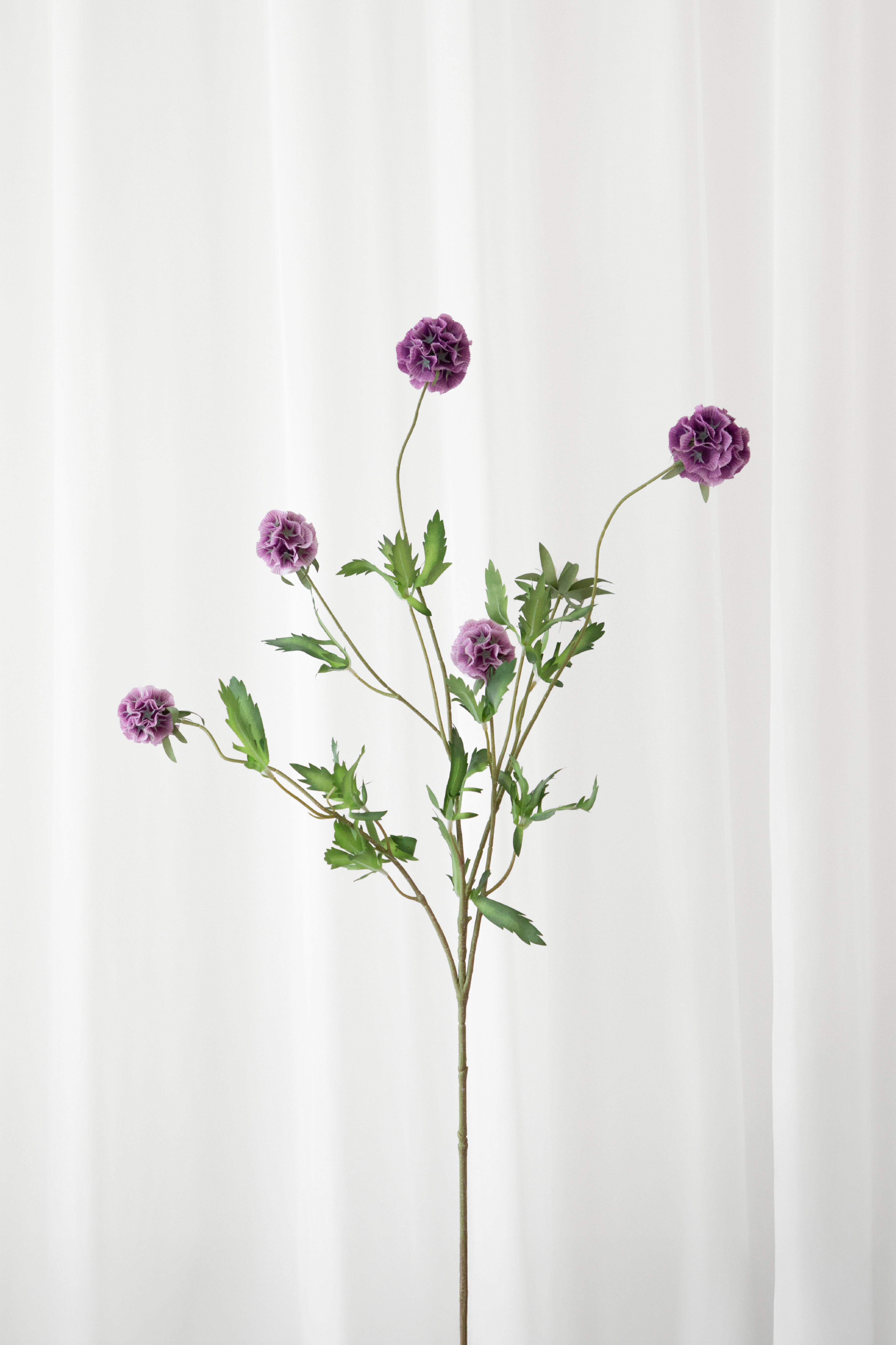 Kunstig skabiosa blomst i mørkelilla – naturtro og dekorativ stilk