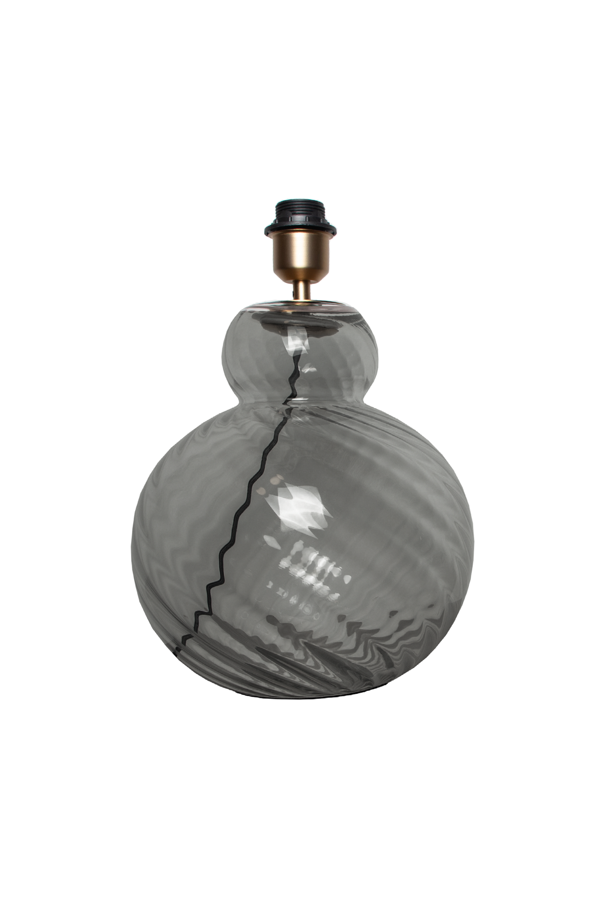 Bordlampe i gråtonet glas med buet, rund form og spiralformet mønster i overfladen. Lampen har en messingfarvet fatning og sort topstykke til montering af pære.
