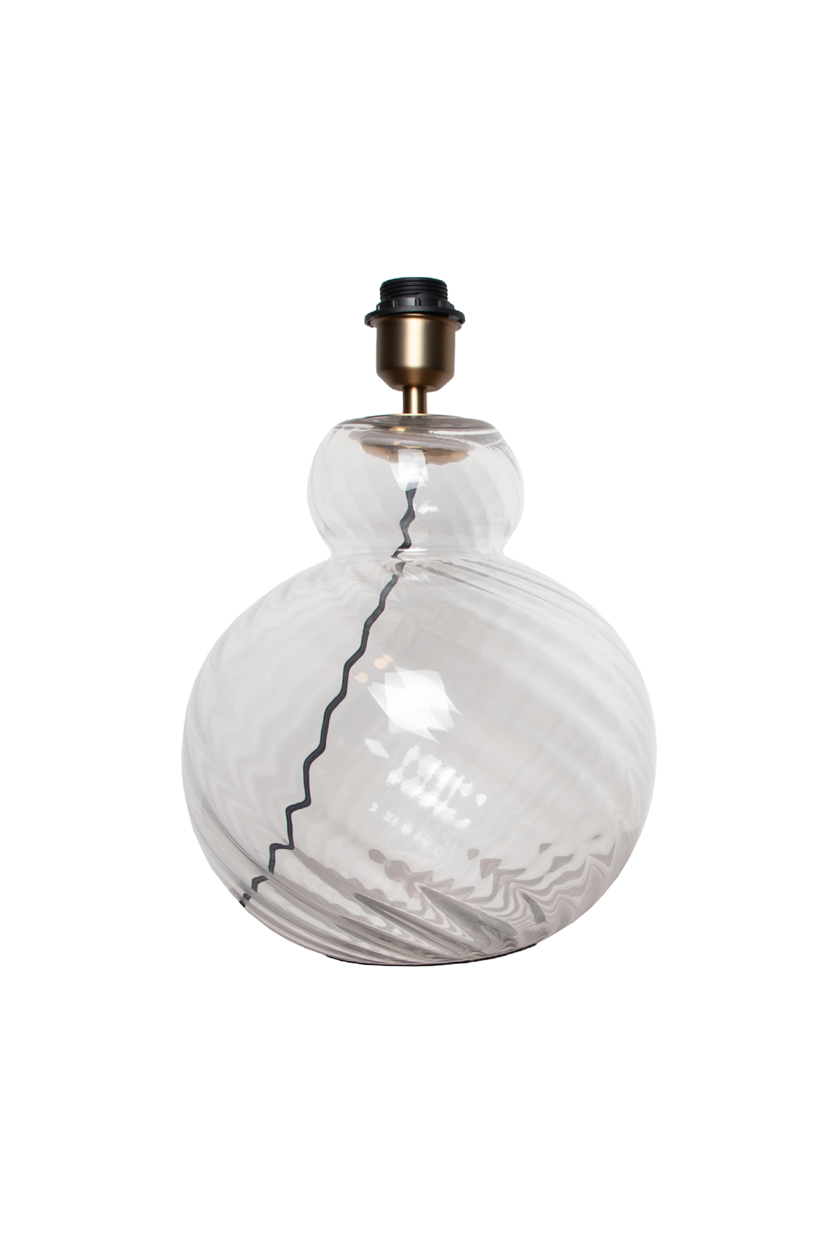 Bordlampe med mundblæst, transparent glasfod i rund form med bølget struktur. Lampen har en messingfarvet fatning og sort ledning, og er vist uden lampeskærm.