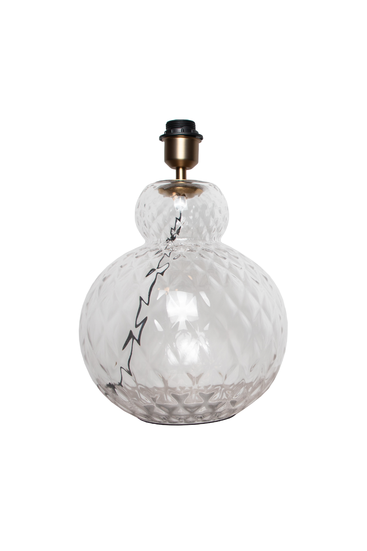 Bordlampe i klart, transparent glas med et smukt facetslebet diamantmønster. Lampen har en rund, dobbeltbuet form og er udstyret med en messingfatning i toppen.