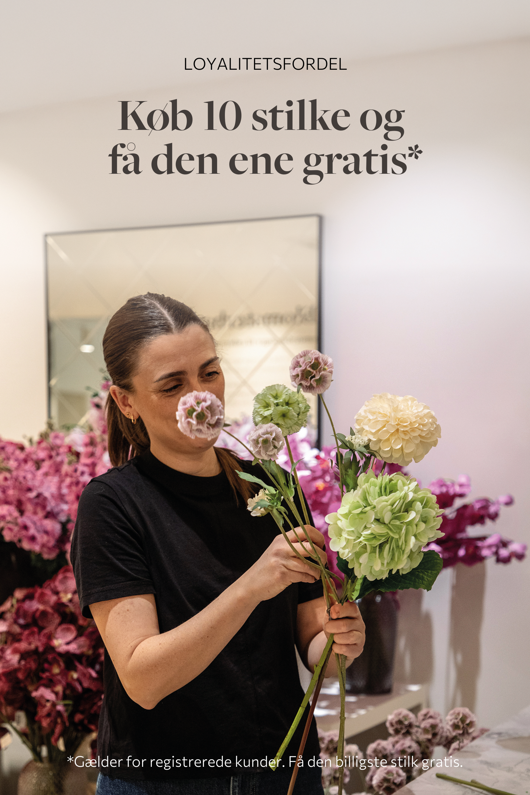 Specktrum ansat, der binder en buket med kunstige blomster