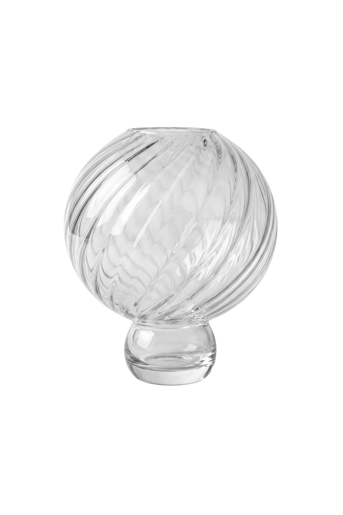 Meadow vasen i klar i den mellem størrelse. Vasen er i mundblæst glas med swirl mønster og karakteriseret med sin lille runde fod og runde top. Vasen er fra Specktrum.