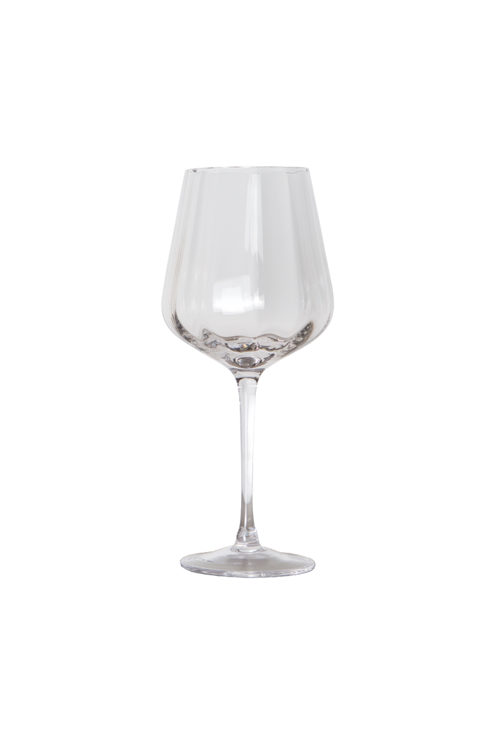 Et enkelt klart vinglas af typen Meadow glas, fotograferet mod hvid baggrund. Glasset har et slankt stilkdesign og en facetteret overflade på bægeret.