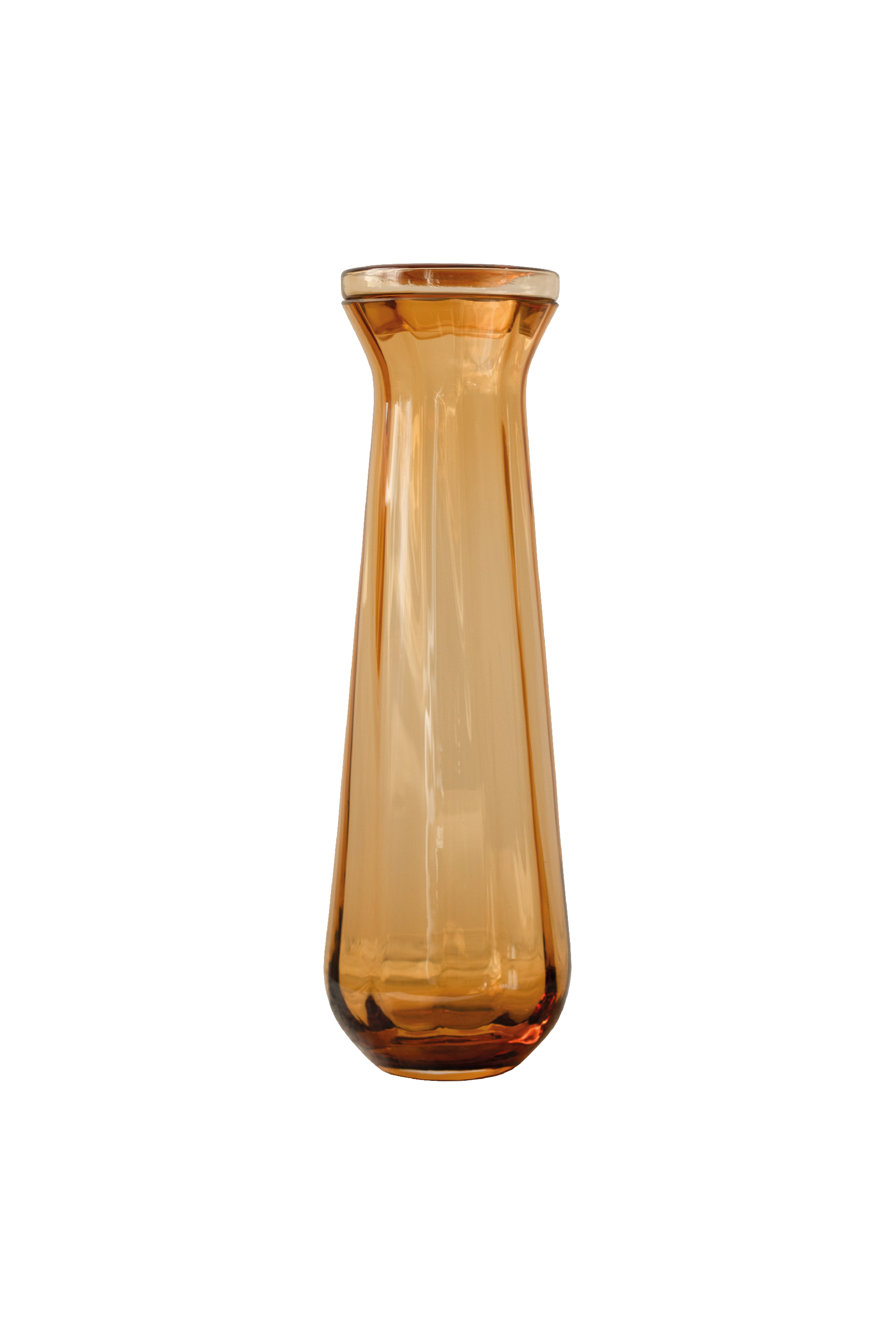 Meadow karaffel i mundblæst glas i farven amber. Karaflen er slank i designet, og har et rillet mønster samt et glaslåg.