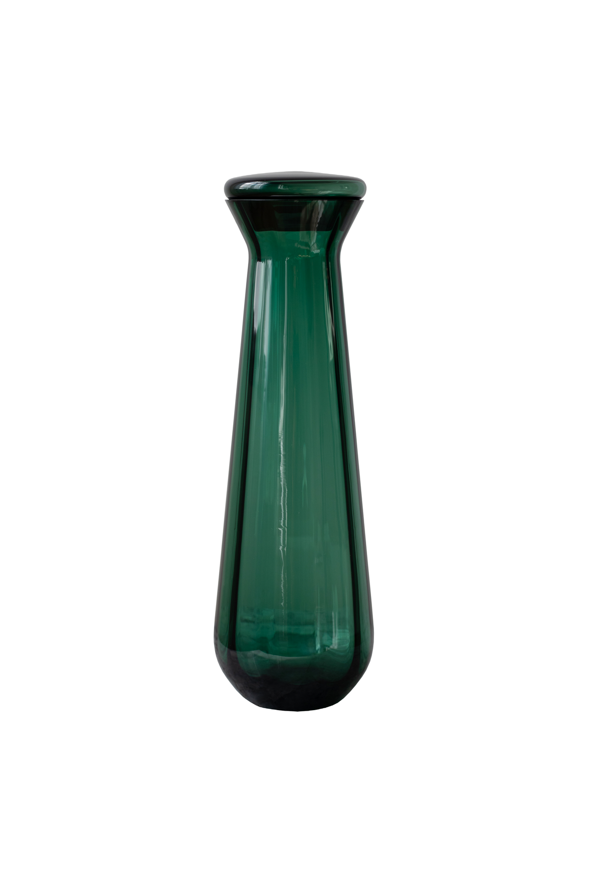 Meadow karaffel i mundblæst glas fra Specktrum i farven grøn. Karaflen har bløde former, der passer til resten af Meadow serien. Karaflen har et linjet mønster og et låg i glas.
