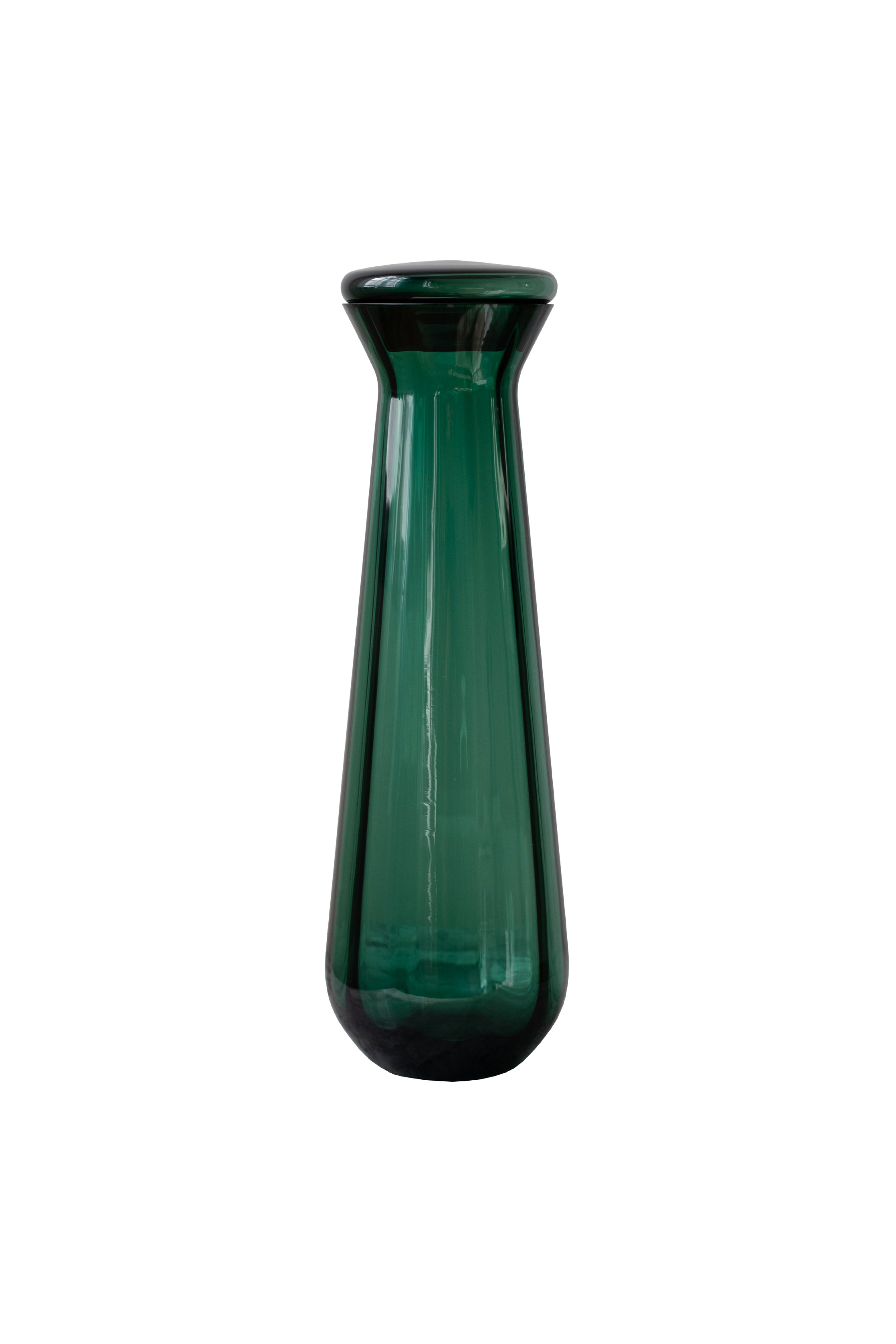 Meadow karaffel i mundblæst glas fra Specktrum i farven grøn. Karaflen har bløde former, der passer til resten af Meadow serien. Karaflen har et linjet mønster og et låg i glas.