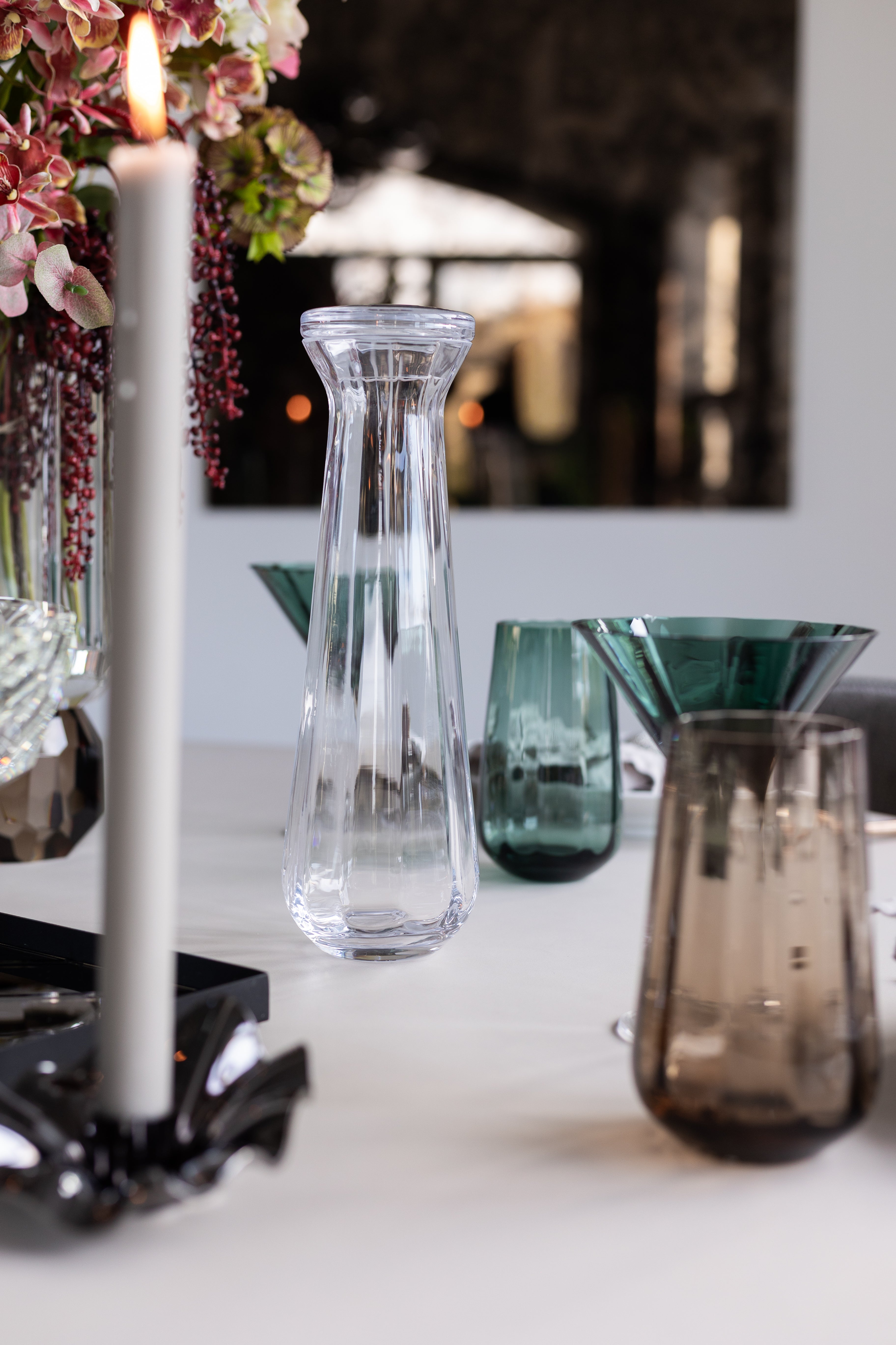 Meadow karaffel i klar glas med rillet mønster. Karaflen er stylet med andre designs fra Meadow kollektionen.