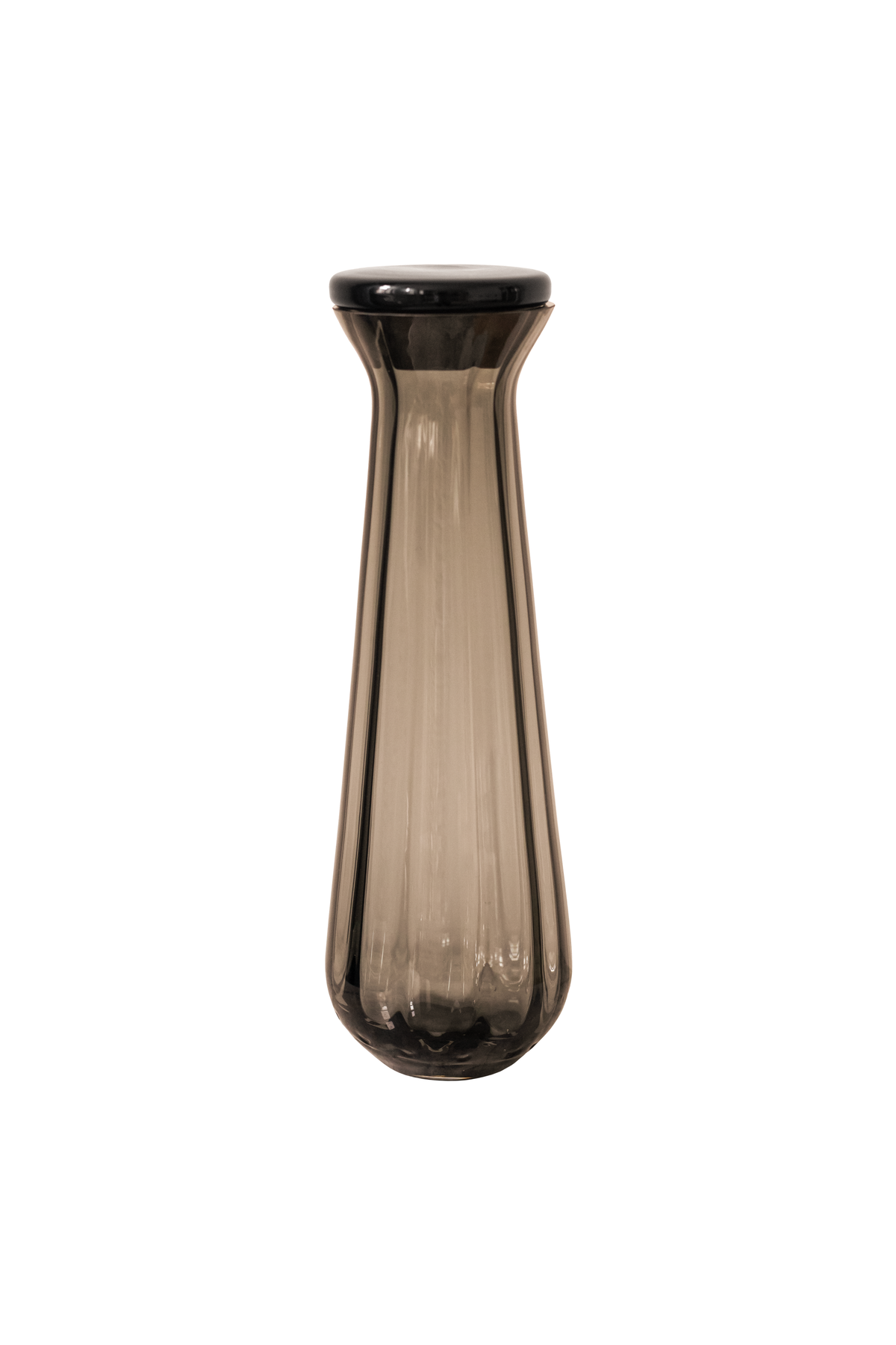 Meadow karaffel med låg i farven Topaz fra Specktrum. Karaflen er en del af Meadow serien med dens bløde former, rillede mønster og mundblæst glas.