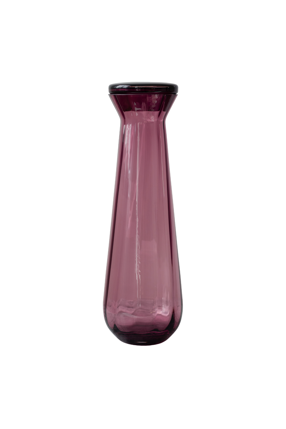 Meadow karaffel i mundblæst glas fra Specktrum i farven plum. Karaflen har bløde former, der passer til resten af Meadow serien. Karaflen har et linjet mønster og et låg i glas.