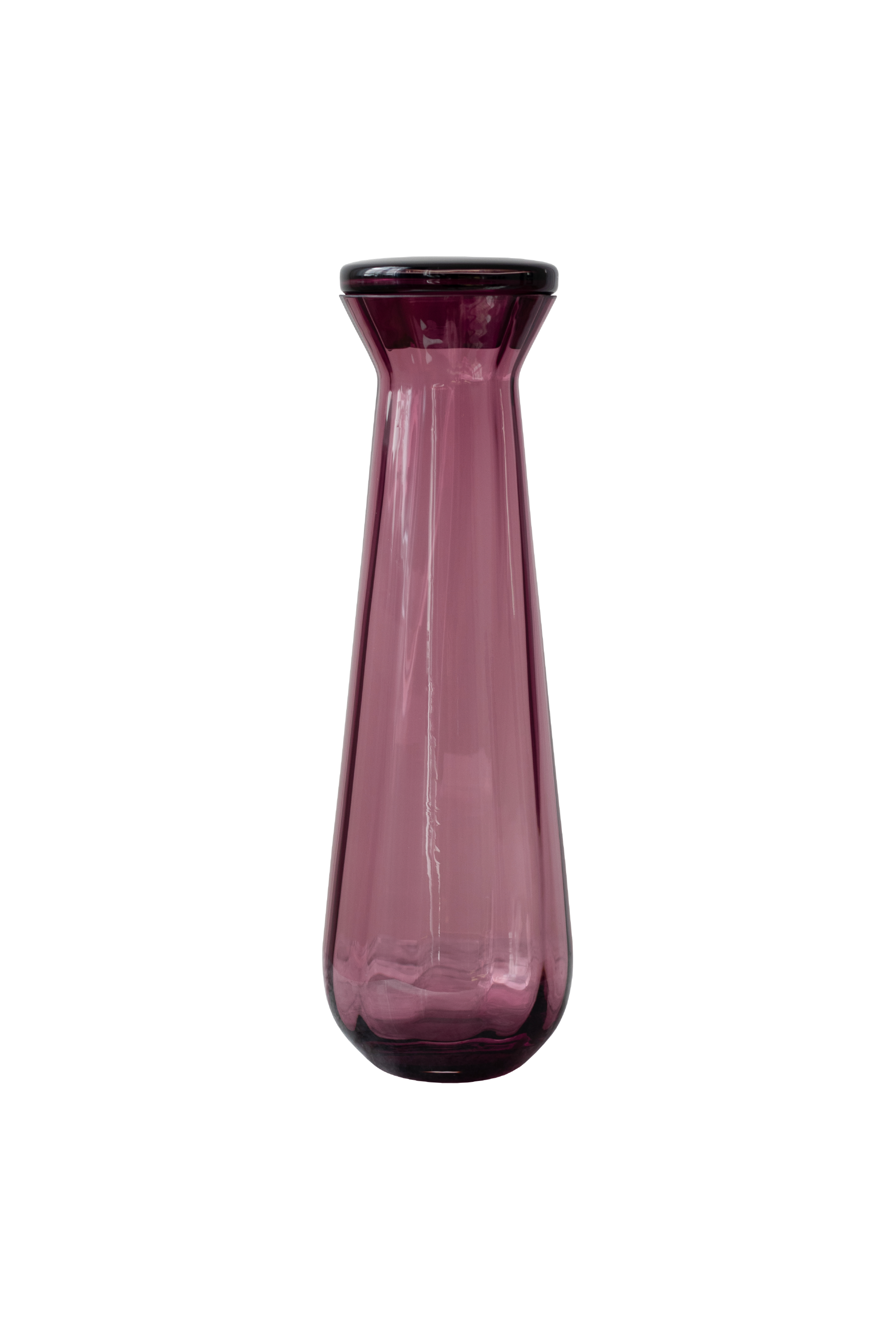 Meadow karaffel i mundblæst glas fra Specktrum i farven plum. Karaflen har bløde former, der passer til resten af Meadow serien. Karaflen har et linjet mønster og et låg i glas.