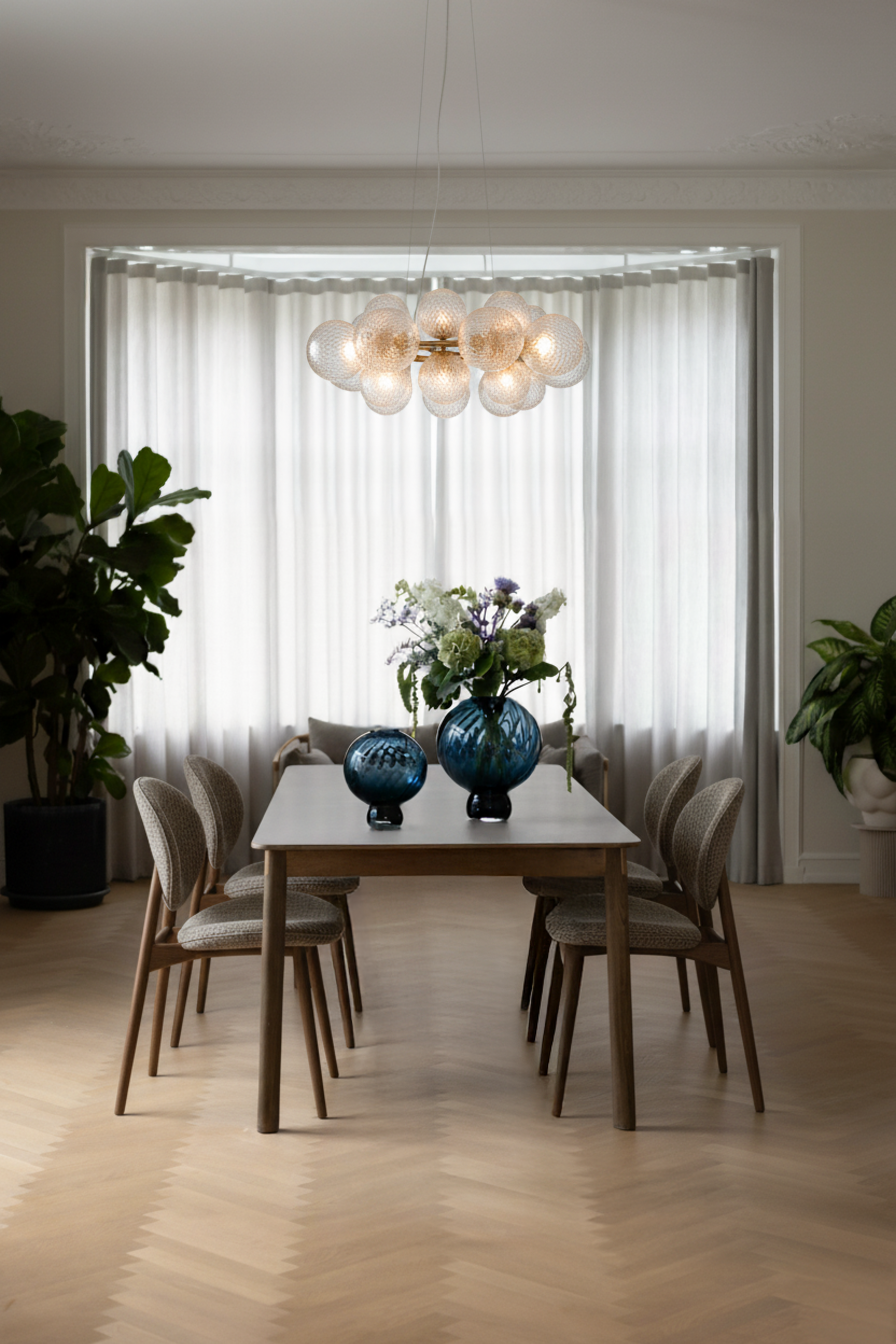 Blå Meadow vase I medium på spisebord