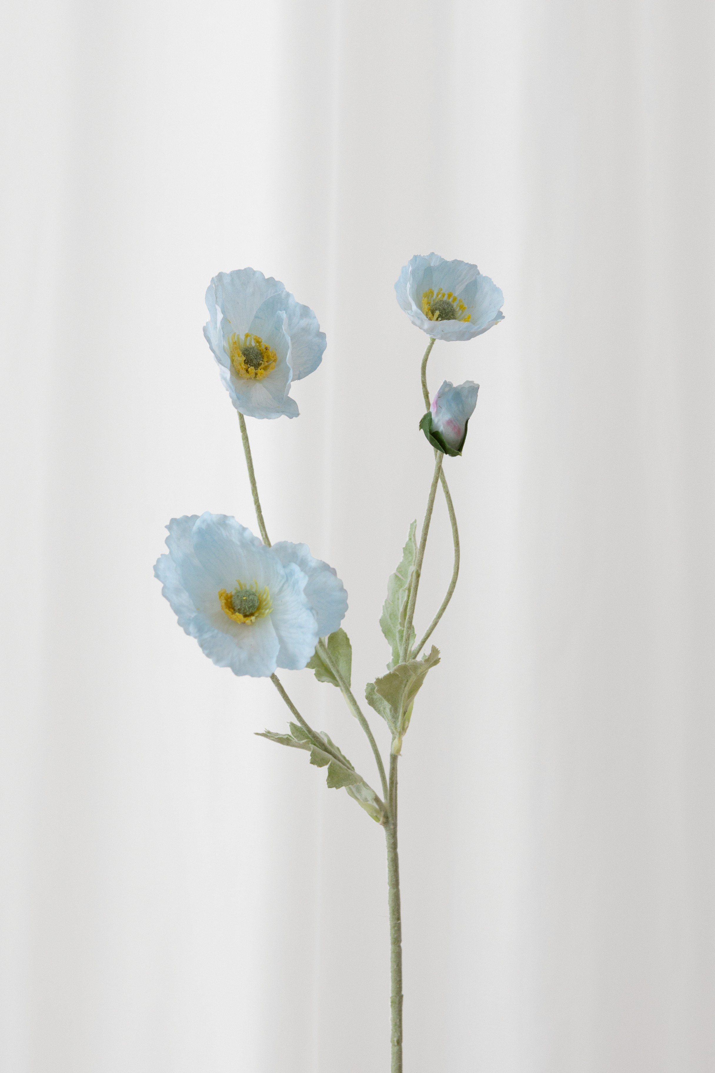 Naturtro kunstig blomst fra Specktrum. Blå valmue med naturtro detaljer til gode priser.