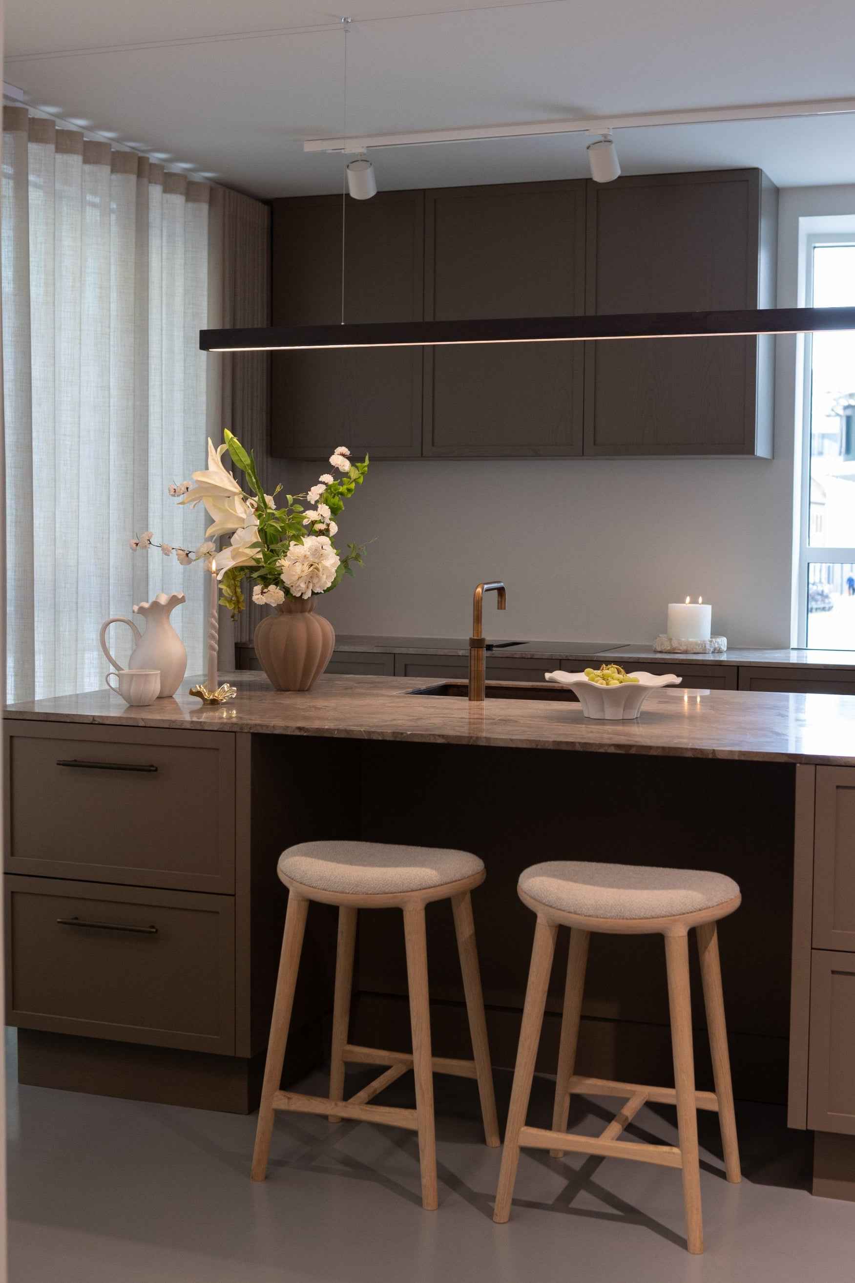 Nohr Barstol - Sæbebehandlet Eg | Hvid Bouclé