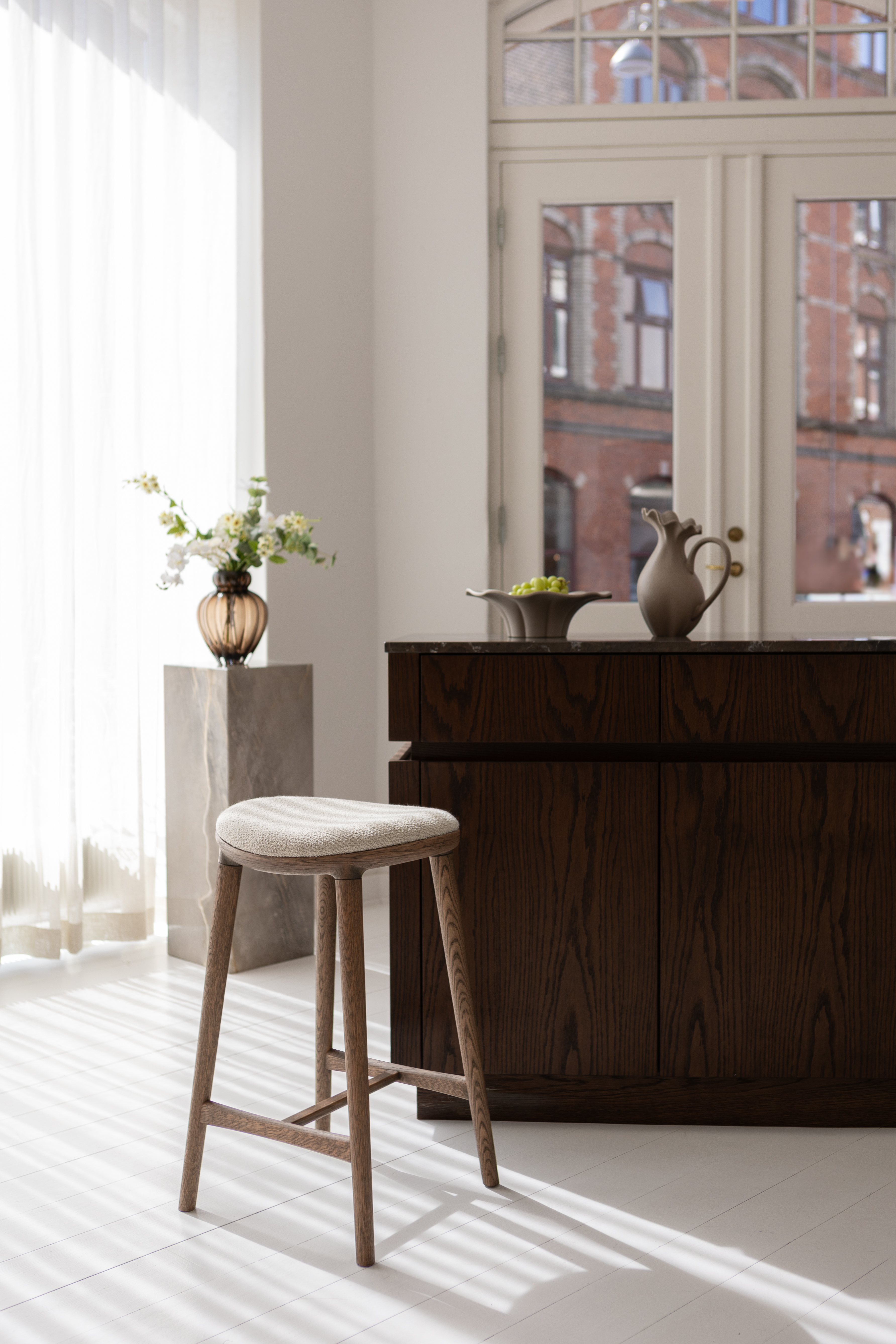 Barstol i elegante former, skabt af FSC-certificeret eg af dygtige håndværkere her i Europa.