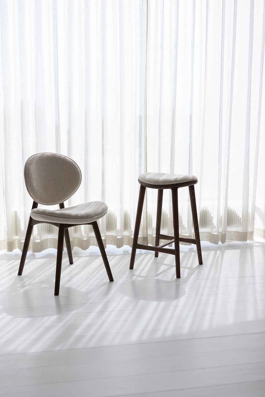 Nohr spisebordsstol - Mørkolieret Eg | Hvid Bouclé