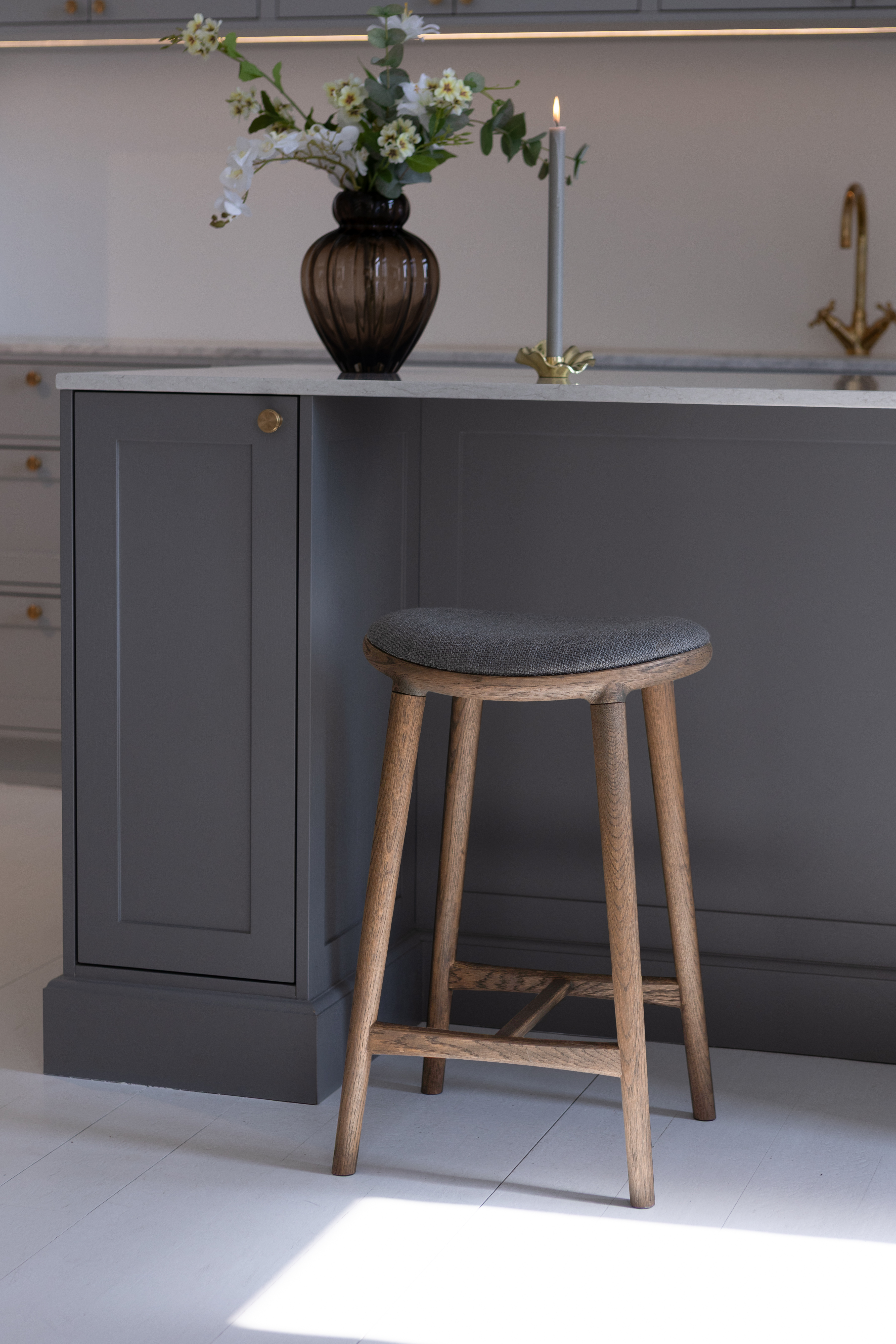 Nohr barstol i brunolieret træ fra Specktrum. Produceret i Europa af FSC-certificeret eg med elegante håndværksmæssige detaljer.