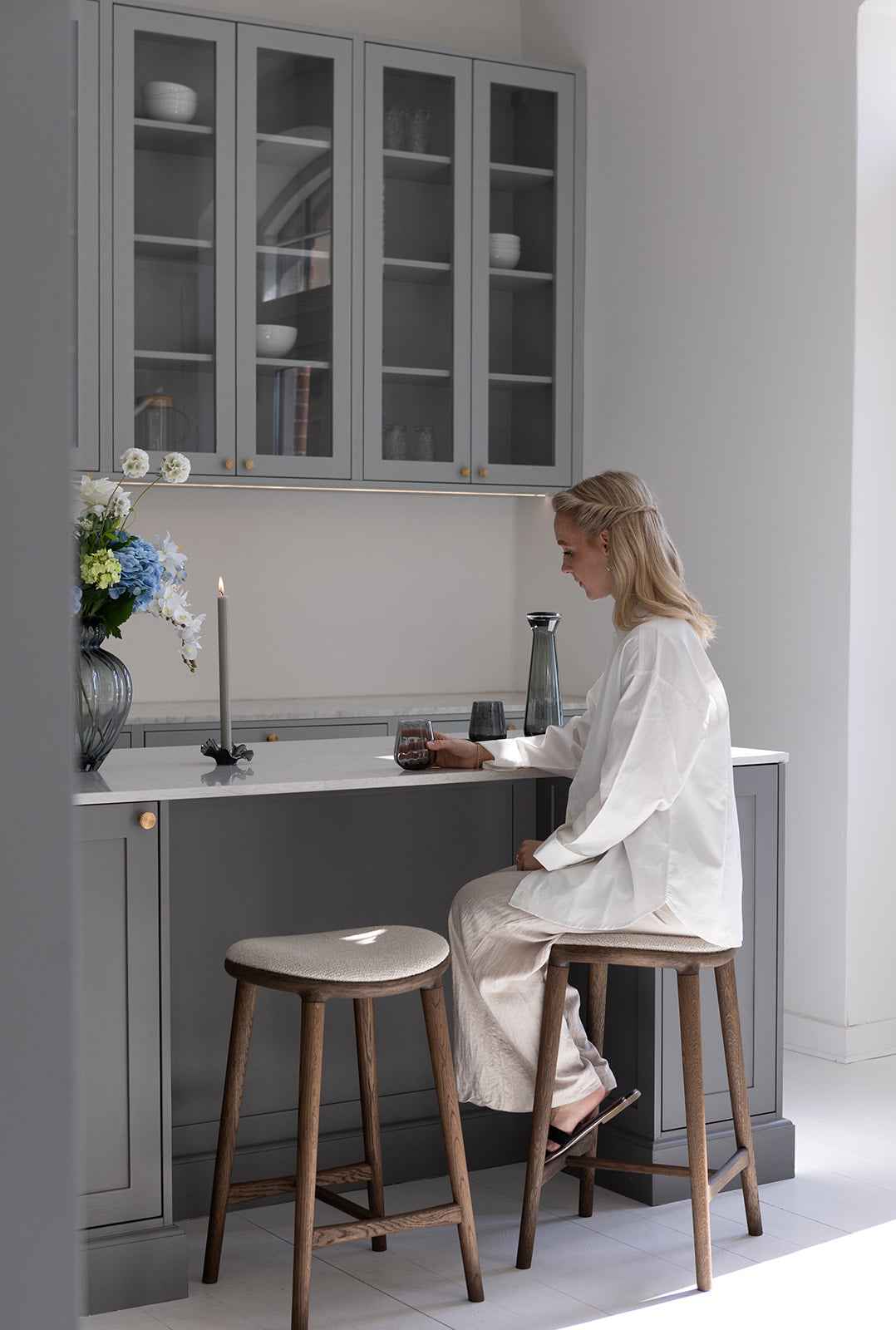 Nohr Barstol - Mørkolieret Eg | Hvid Bouclé