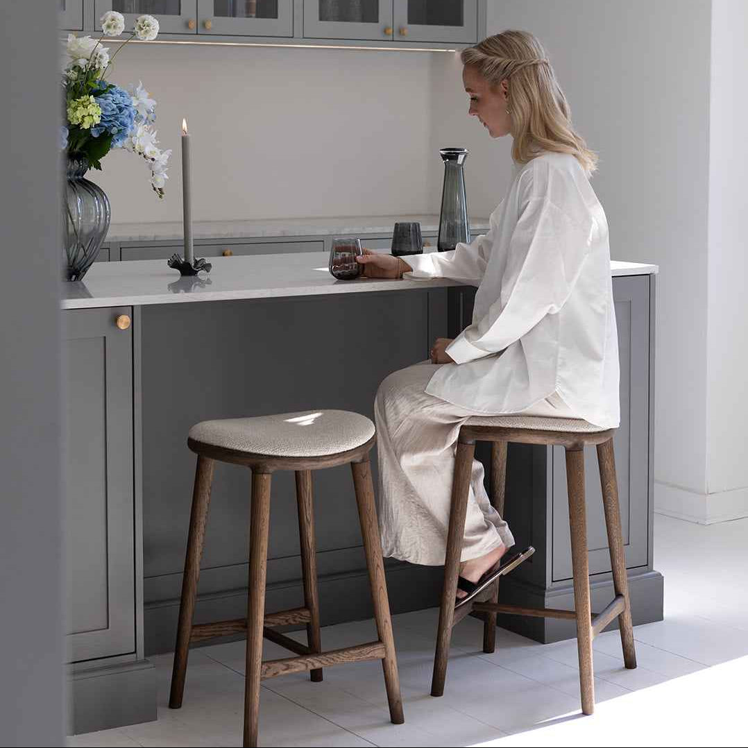 Nohr Barstol - Mørkolieret Eg | Hvid Bouclé