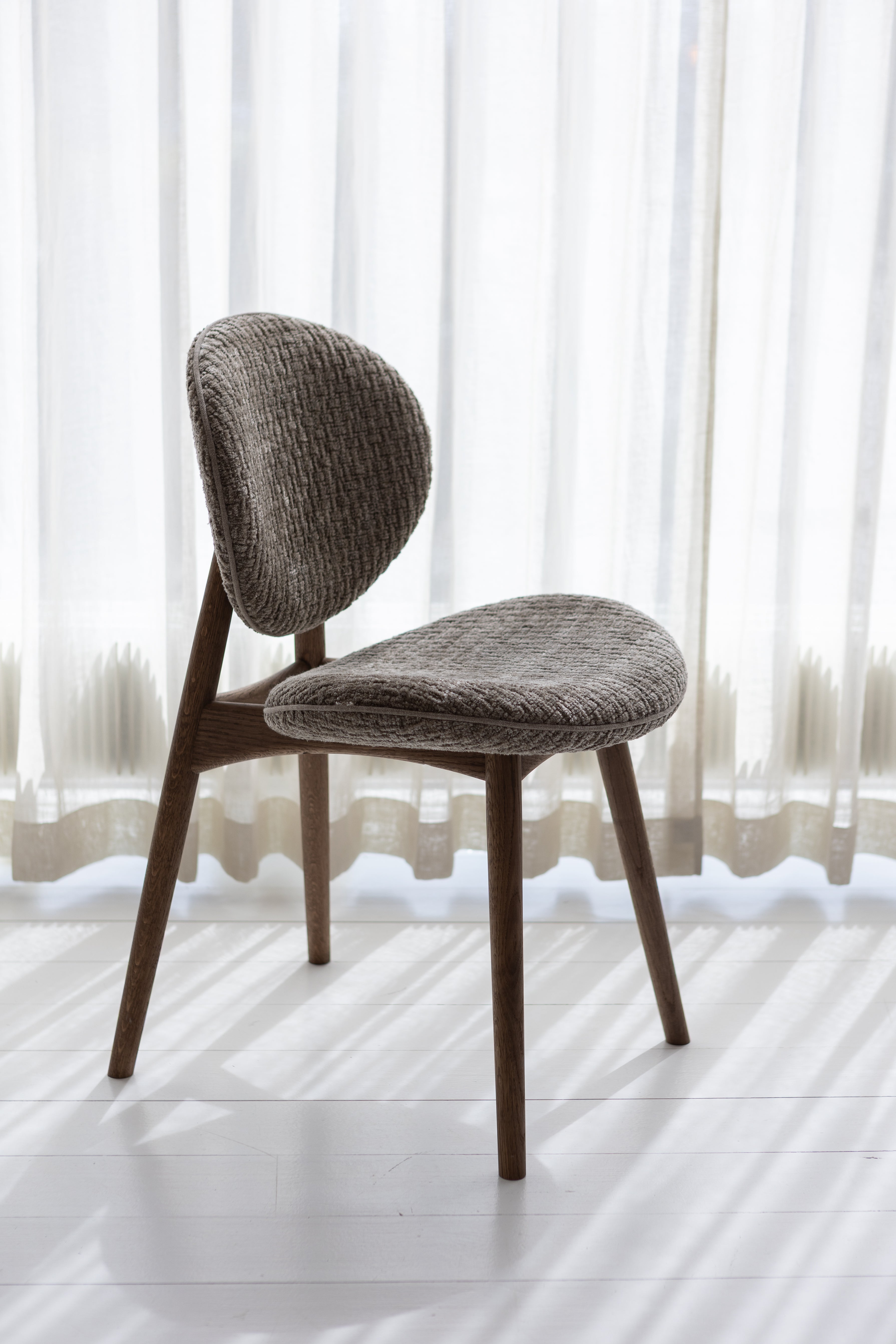 Nohr spisebordsstol i brunolieret FSC-certificeret eg, med caramel teddy stof.