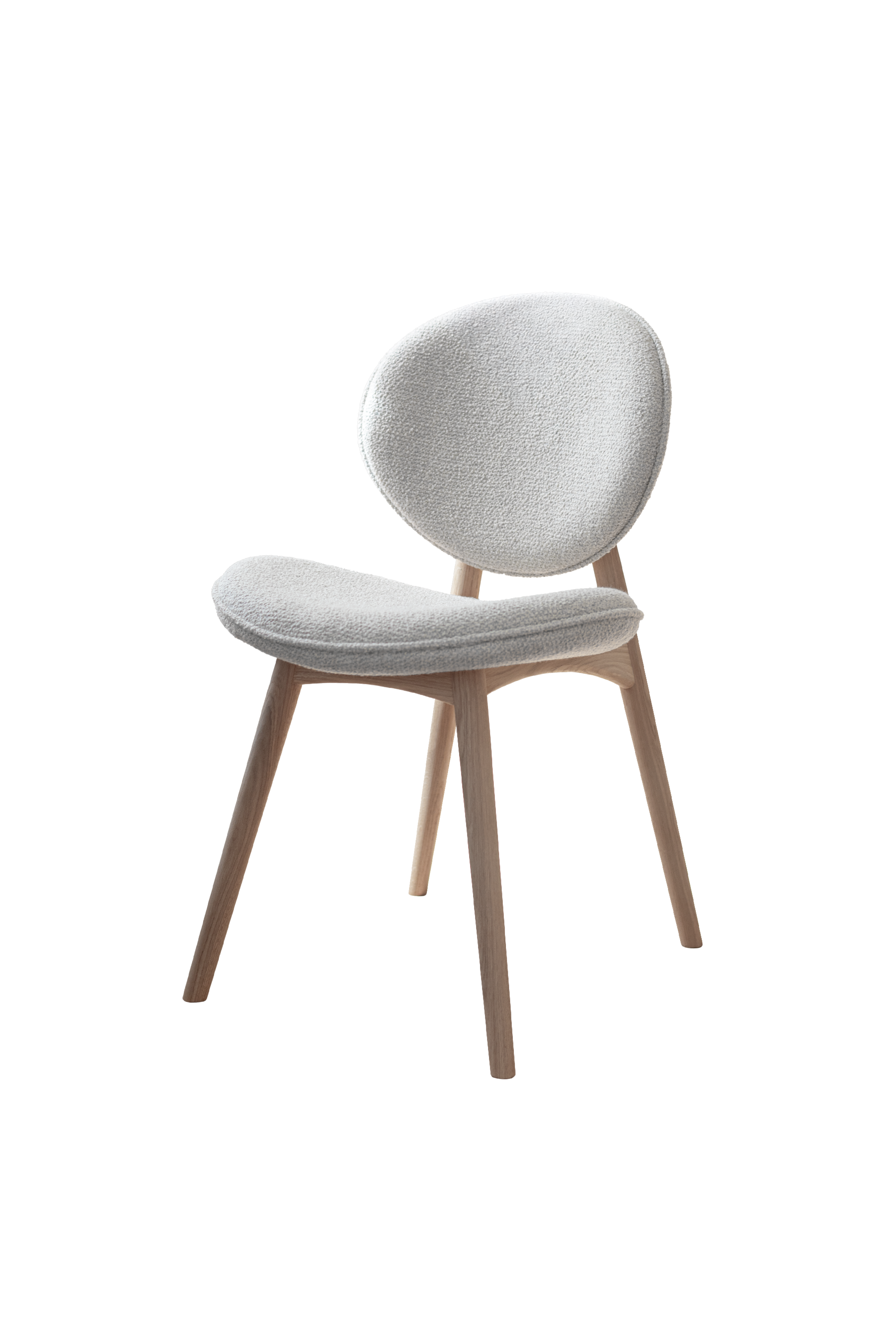 Danskdesignet Nohr spisebordsstol fra Specktrum i FSC-certificeret eg med afrundede former og blød tekstilpolstring i hvid boucle.