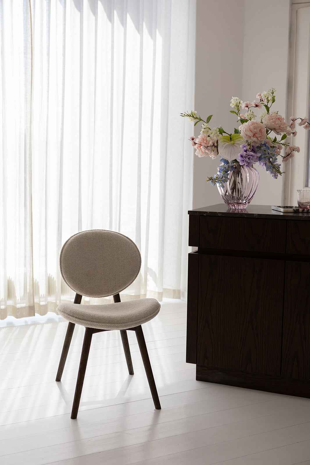 Nohr spisebordsstol - Mørkolieret Eg | Hvid Bouclé