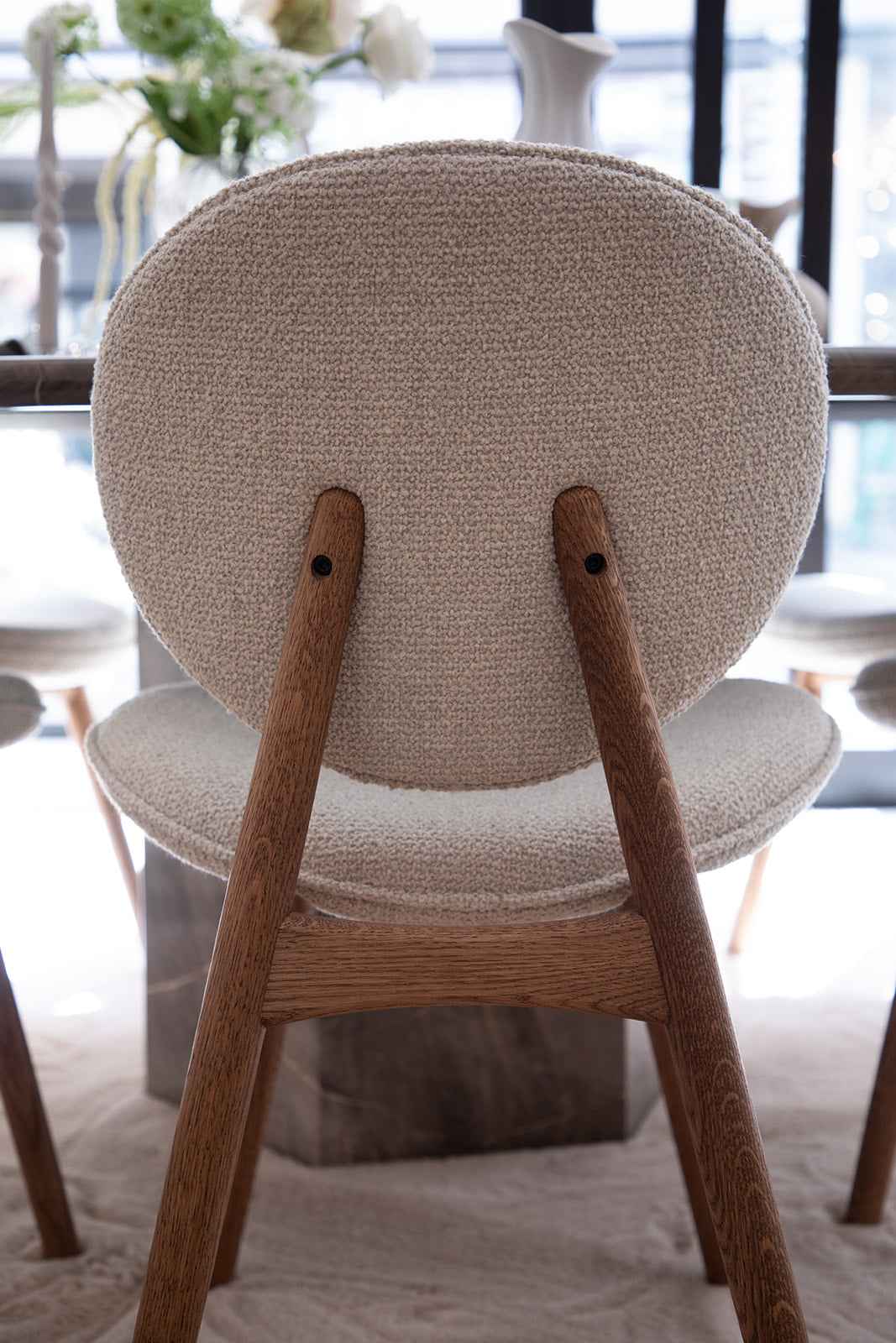 Nohr spisebordsstol - Brunolieret Eg | Hvid Bouclé