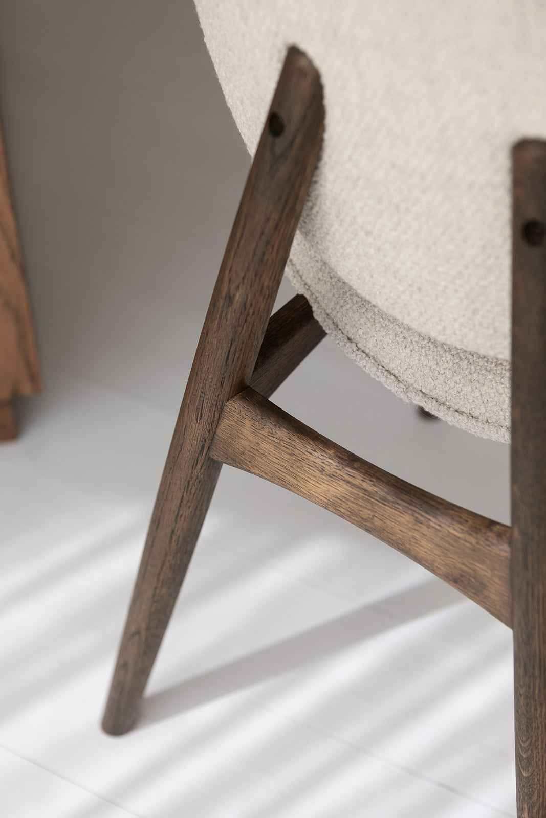 Detaljebillede af snedkerhåndværket på Nohr spisebordsstolen fra Specktrum.