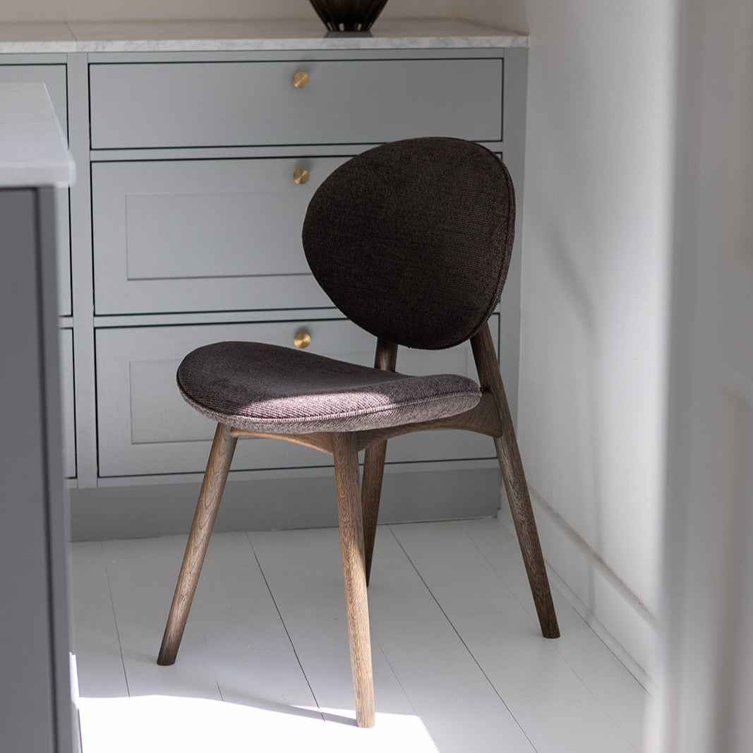 Nohr spisebordsstol i mørkolieret eg med mørkebrunt tekstil. Moderne spisebordsstol og håndværksmæssig kvalitet.