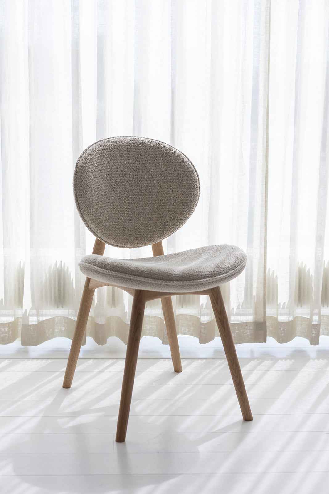 Nohr spisebordsstol - Sæbebehandlet Eg | Hvid Bouclé