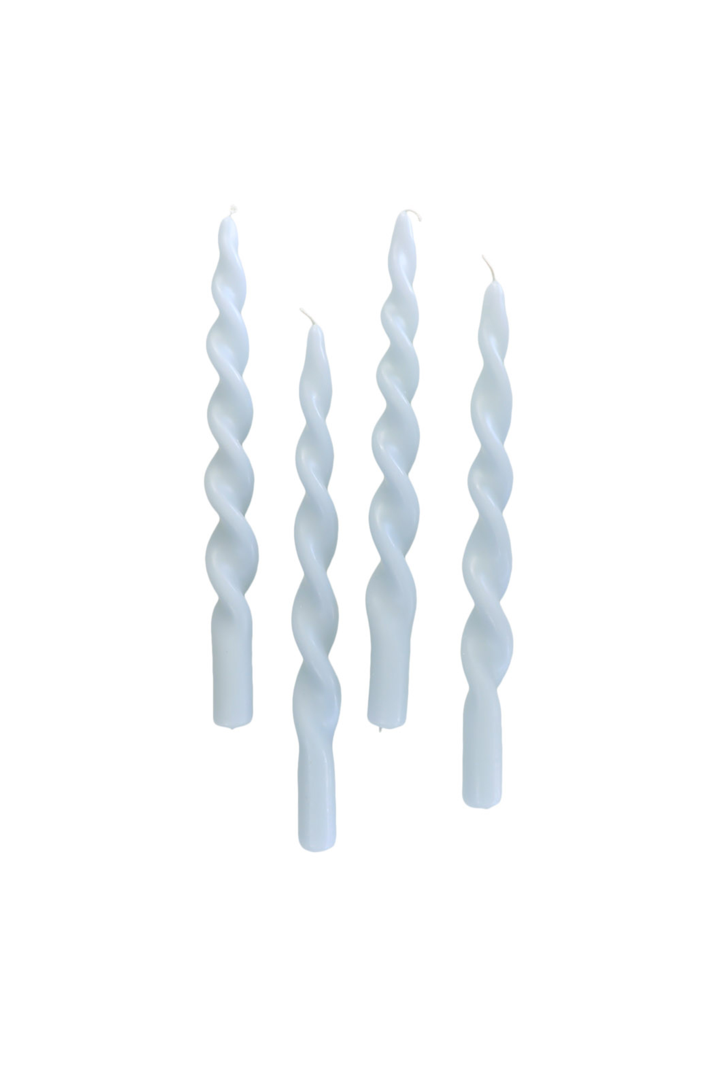Fire babyblå stearinlys med spiralformet design.