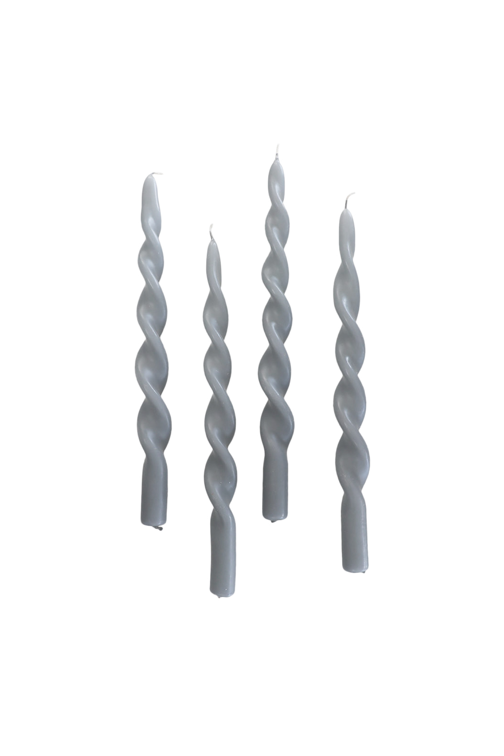 Fire snoede stagelys i grå farve placeret mod en hvid baggrund. Lysene er ens i design med spiralform, men varierer en smule i højde og snoing.