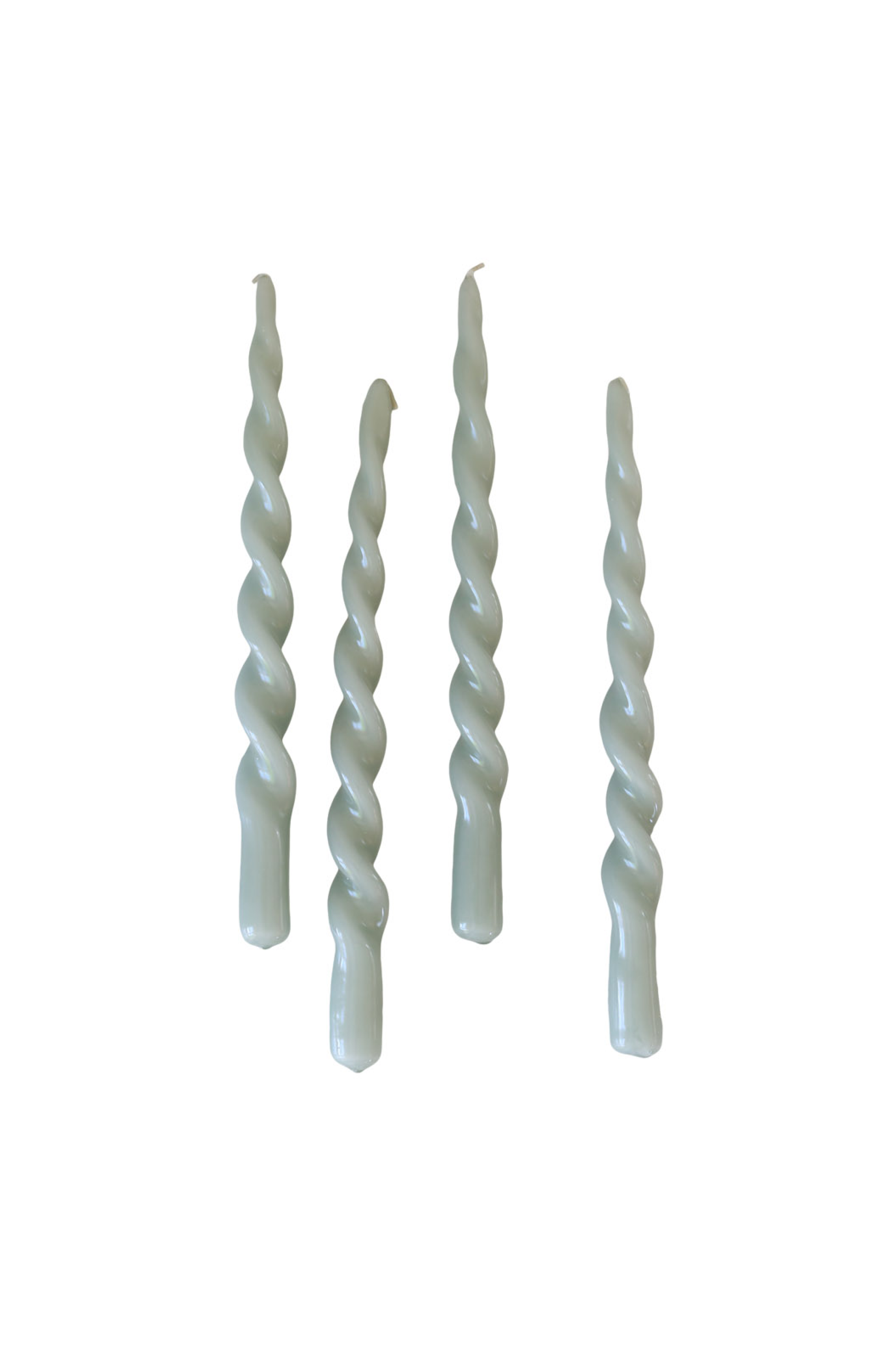 Fire snoede stearinlys i en lys grøn farve.