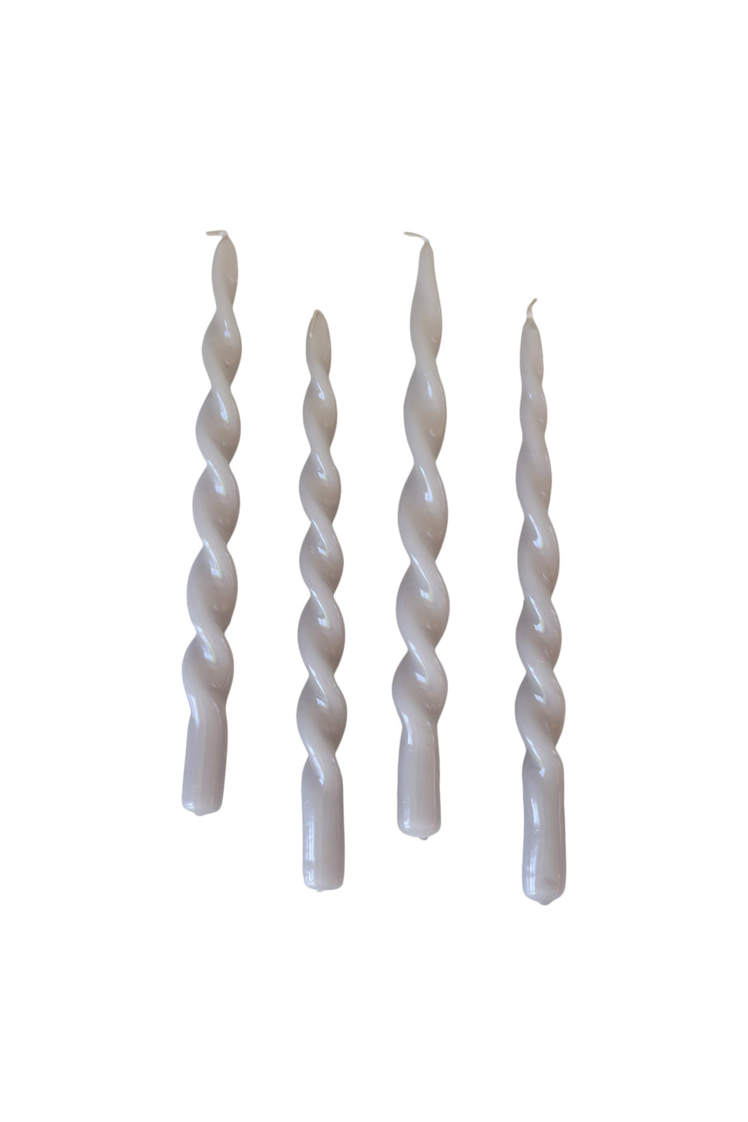 Fire snoede stearinlys i grå farve med glossy udtryk.