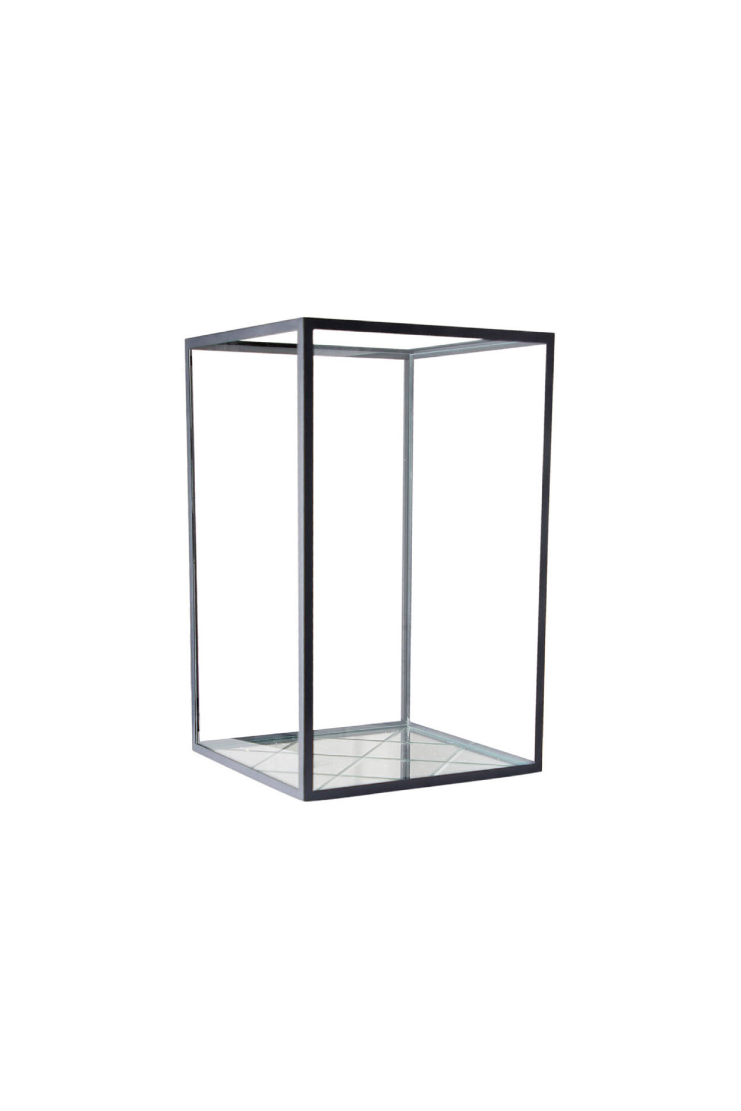 Kvadratisk glaslanterne med sort metalramme og spejlbund med diamantmønster.