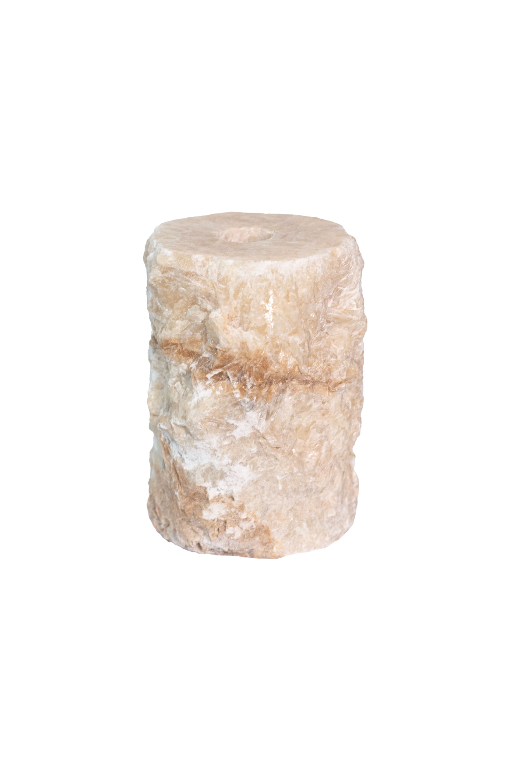 Et cylindrisk fyrfadslysestage lavet af rå, beige-hvid sten med en ujævn, naturlig overflade. I midten er der et rundt hul beregnet til et stagelys.