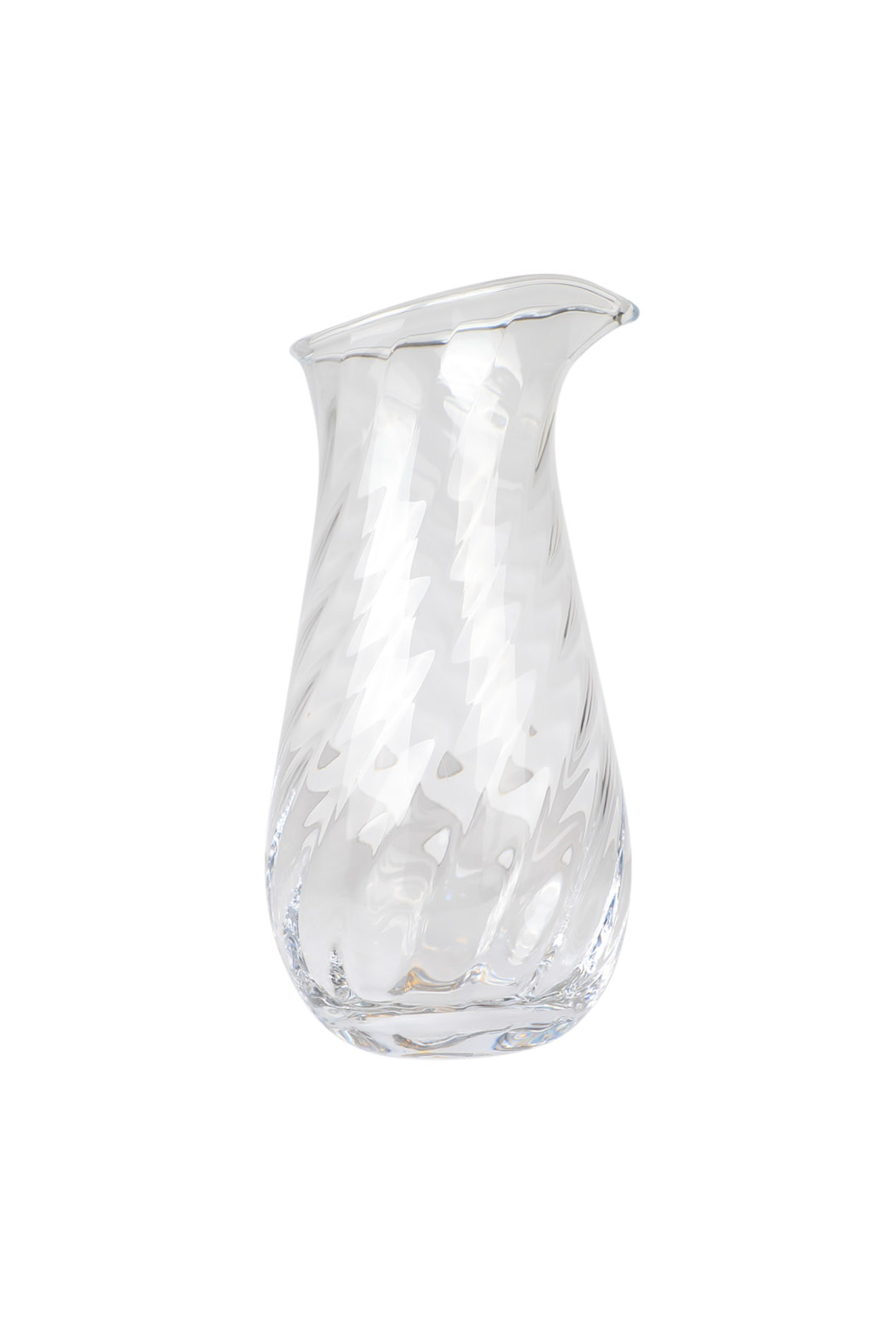 Mundblæst kande i klart glas med svagt skråt hældetud og organisk form. Overfladen er dekoreret med et snoet, optisk mønster, der skaber en elegant struktur i glasset.