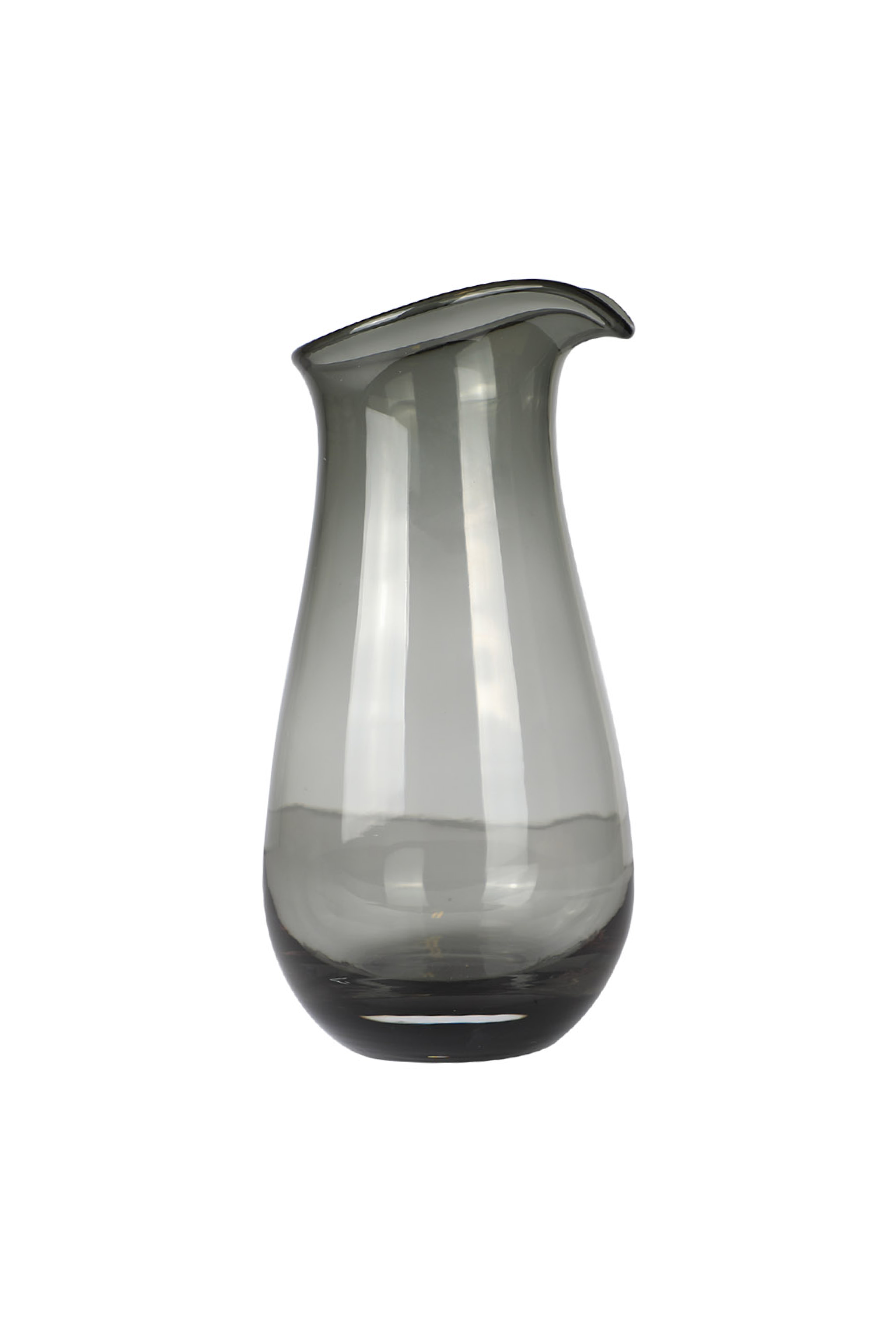 En enkel, mundblæst glaskande i røgfarvet glas. Kanden har en blød, rund form med smal hals og hældetud. Designet er minimalistisk uden mønster, og glasset er let gennemsigtigt med en gråtonet finish.