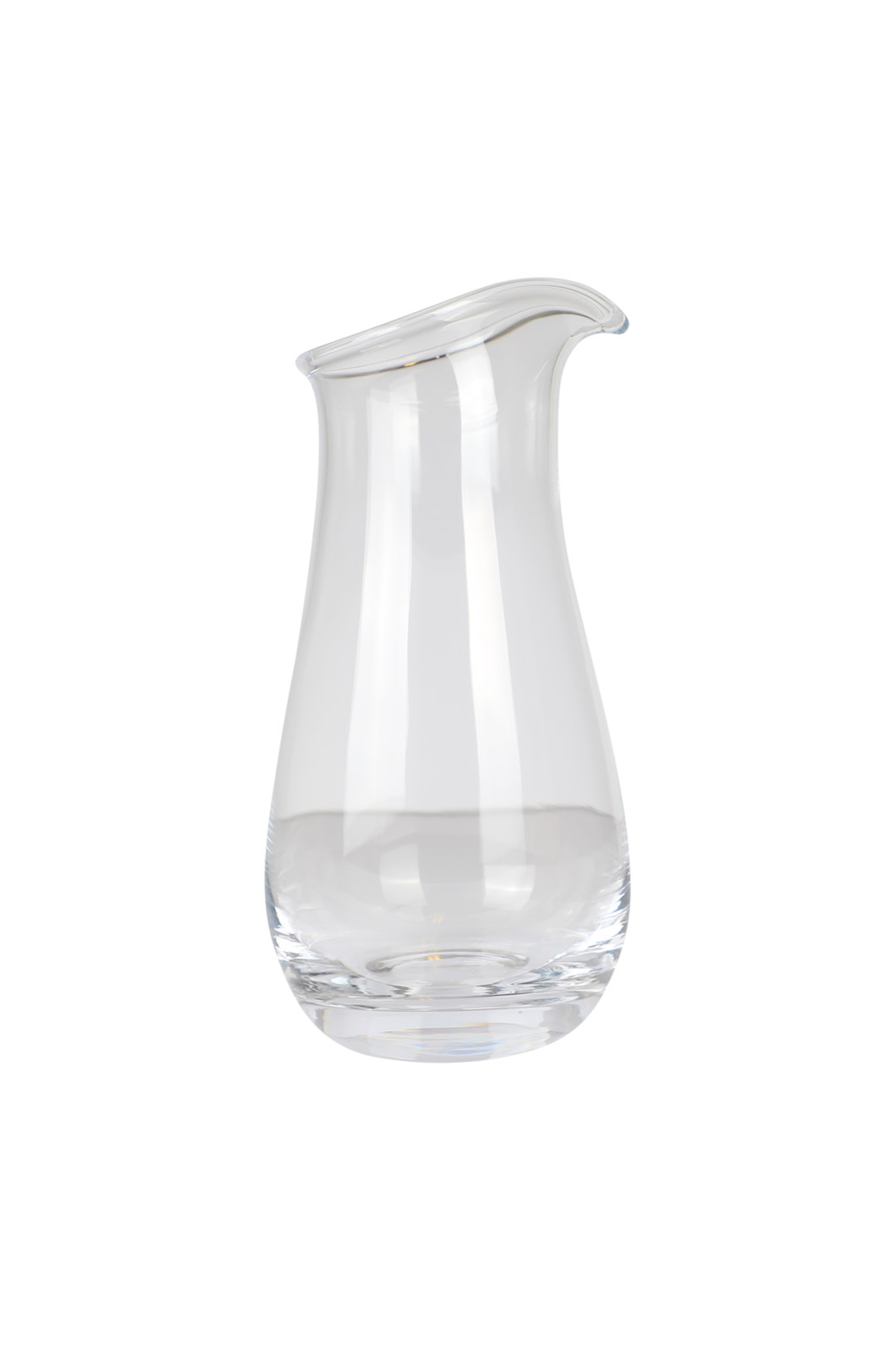 En klar, mundblæst glaskande med glat overflade og blød, buet form, afsluttet med en let skrå hældetud.