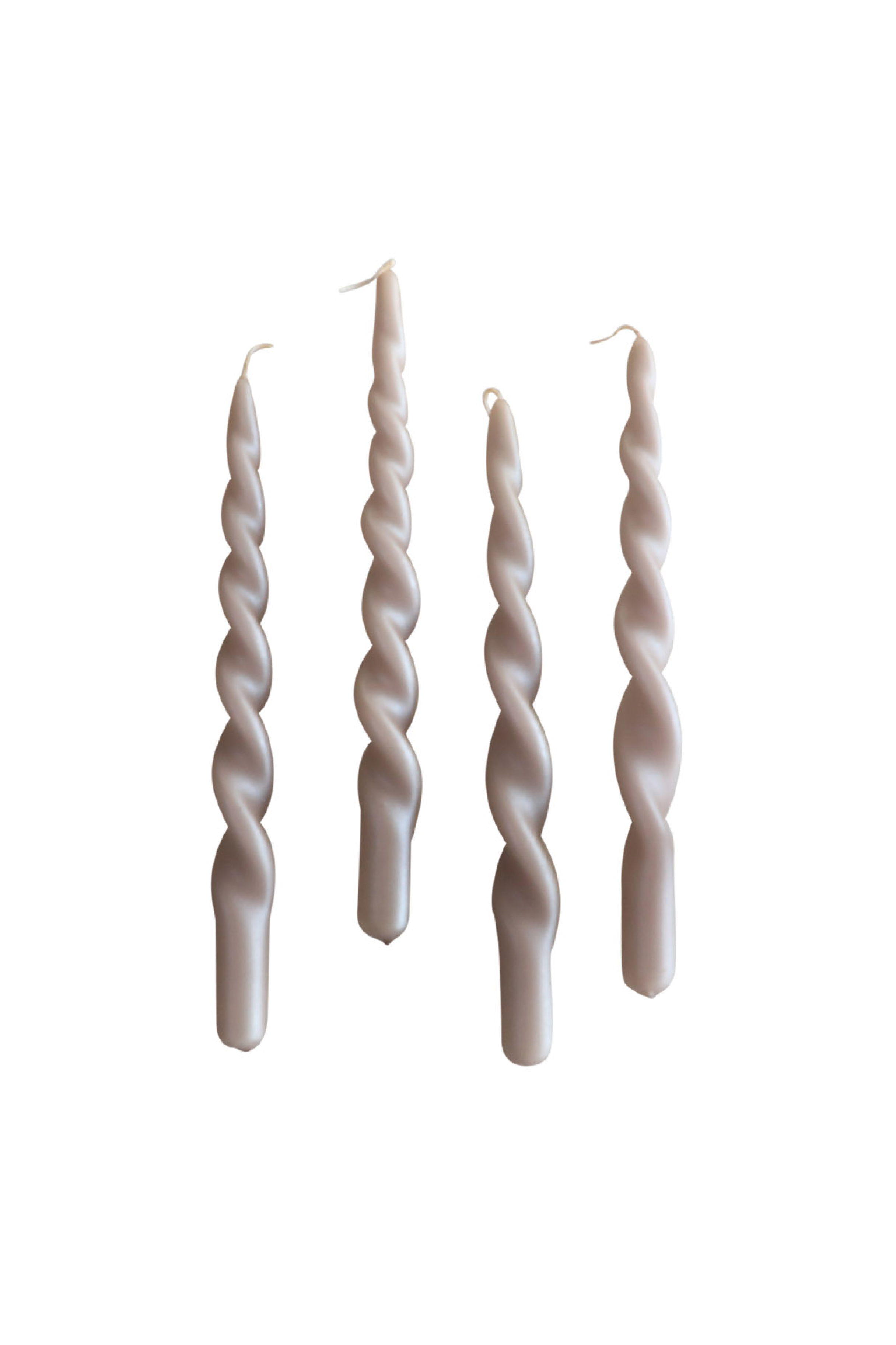 Fire snoede stagelys i farven French Pearl placeret lodret side om side på hvid baggrund.