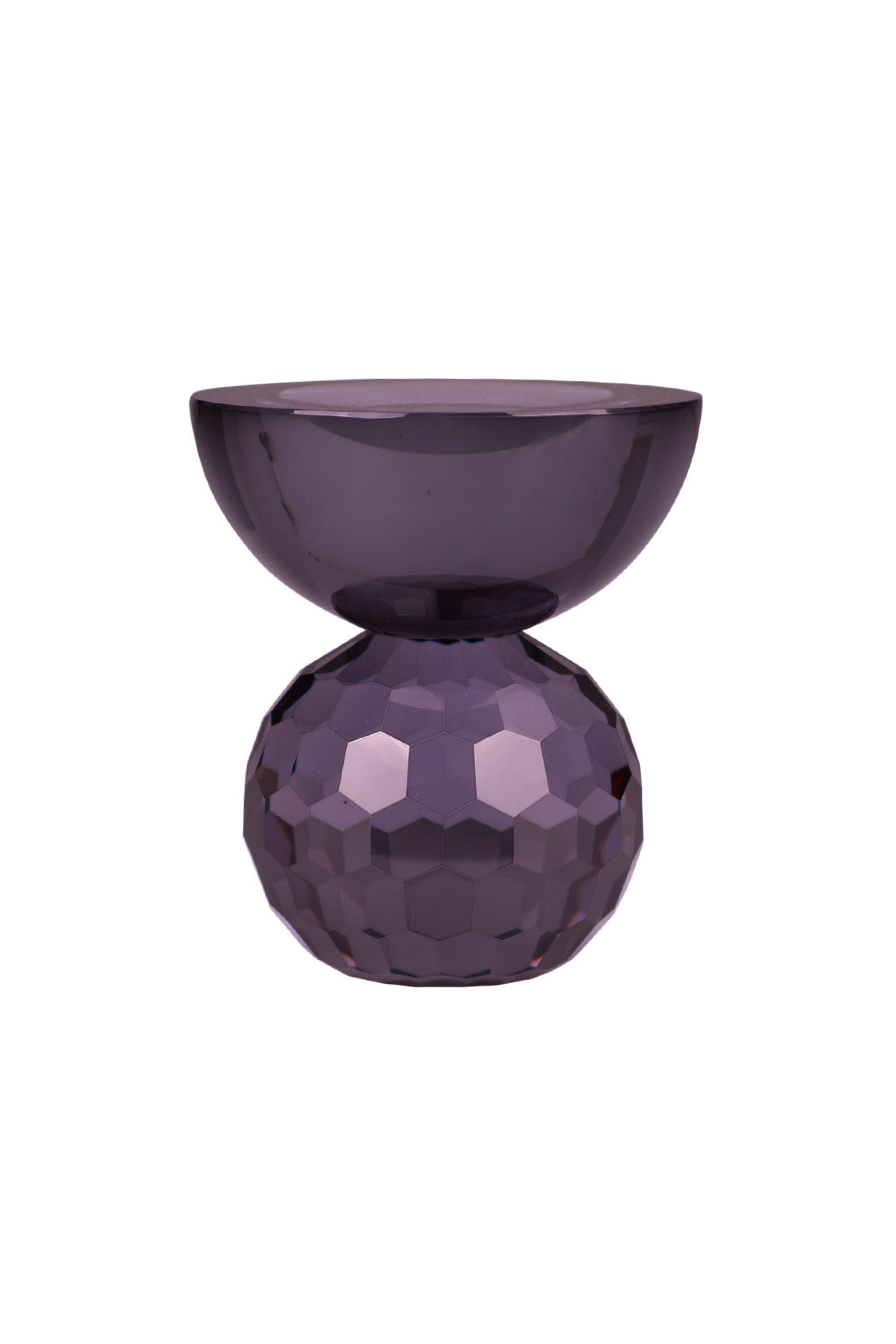 Lysestage i lilla krystalglas med en facetslebet kugleformet fod og en skålformet top til fyrfadslys eller bloklys.