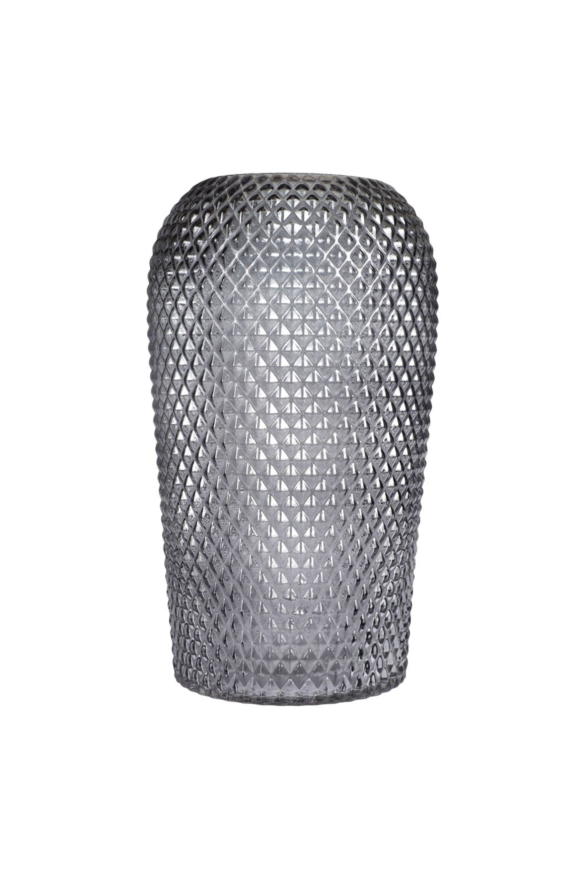 En høj grå glasvase med diamantmønstret overflade står isoleret på en hvid baggrund.