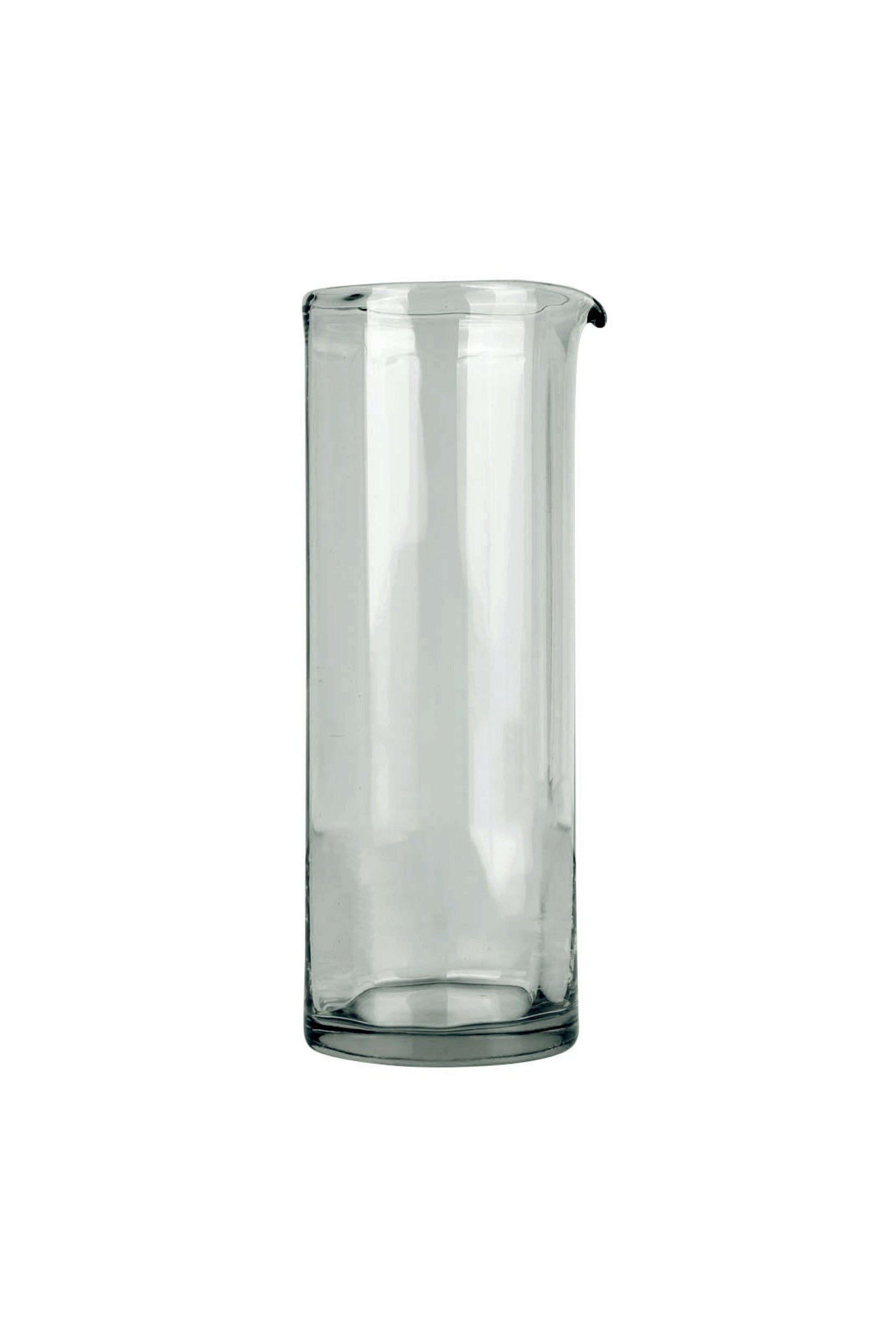 Høj og slank kande i klart glas med cylindrisk form og en lille hældetud øverst.