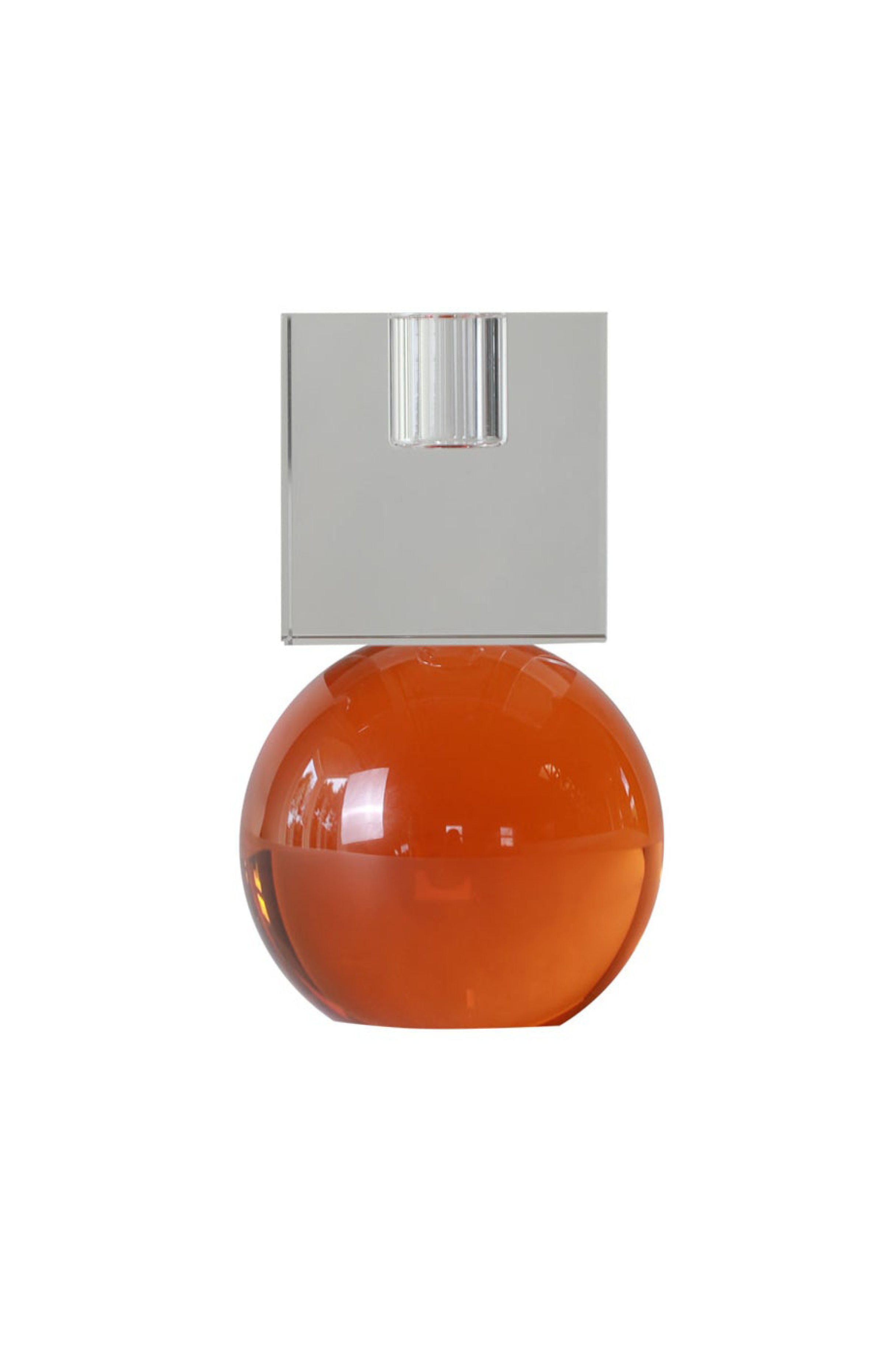 Lysestage i krystalglas med rund orange kugleformet fod og klar firkantet top med hul til stagelys, vist mod hvid baggrund.