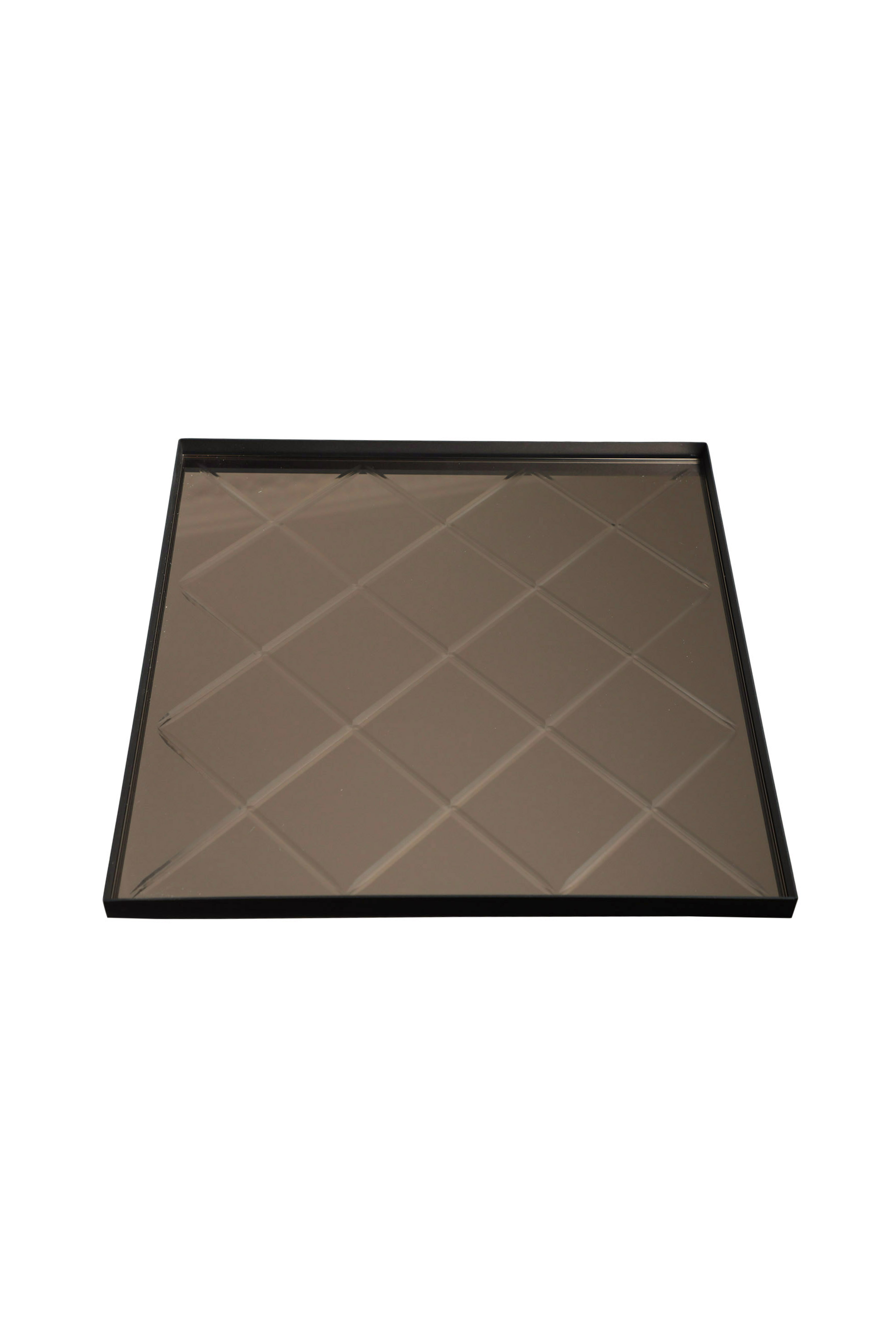Kvadratisk spejlbakke med sort ramme og røgfarvet glas med indgraveret diamantmønster.