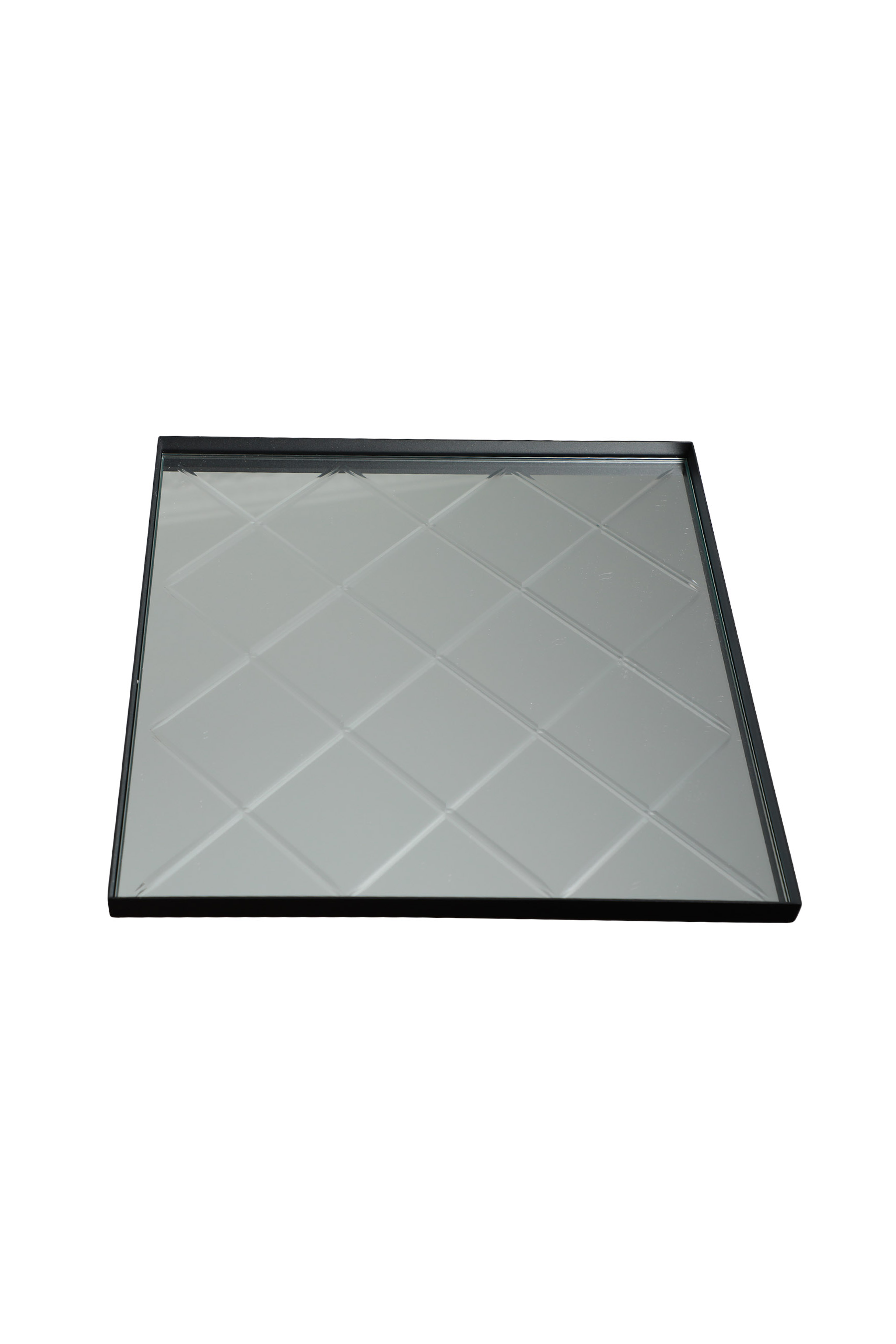 Kvadratisk spejlbakke med sort ramme og diamantmønster i spejloverfladen
