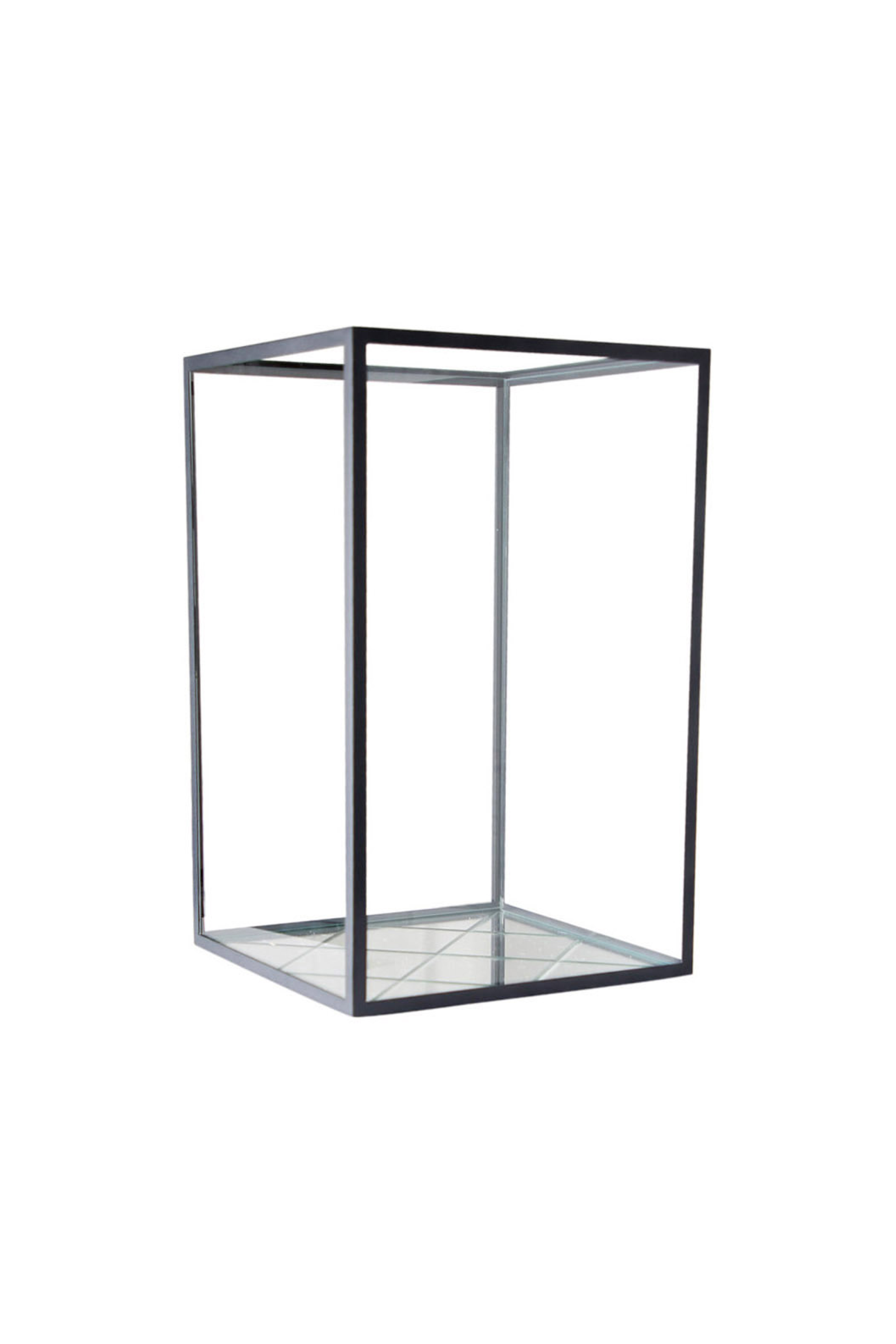 Kvadratisk, væghængt lanterne i sort metalramme med glas på siderne og spejlbund med diamantmønster.