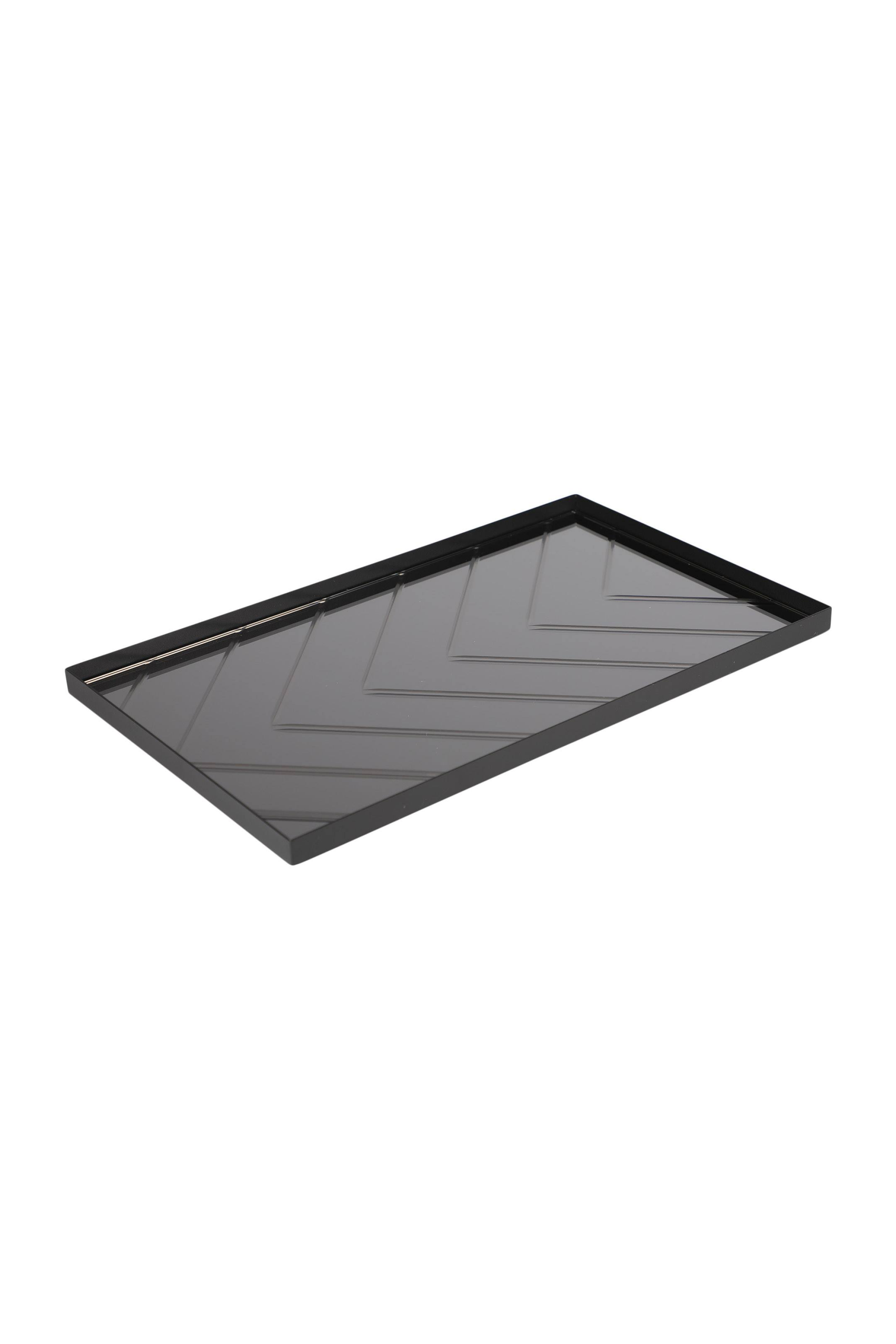 Rektangulær spejlbakke med sort metalramme og spejlglasbund i gråtonet finish med indgraveret sildebensmønster.