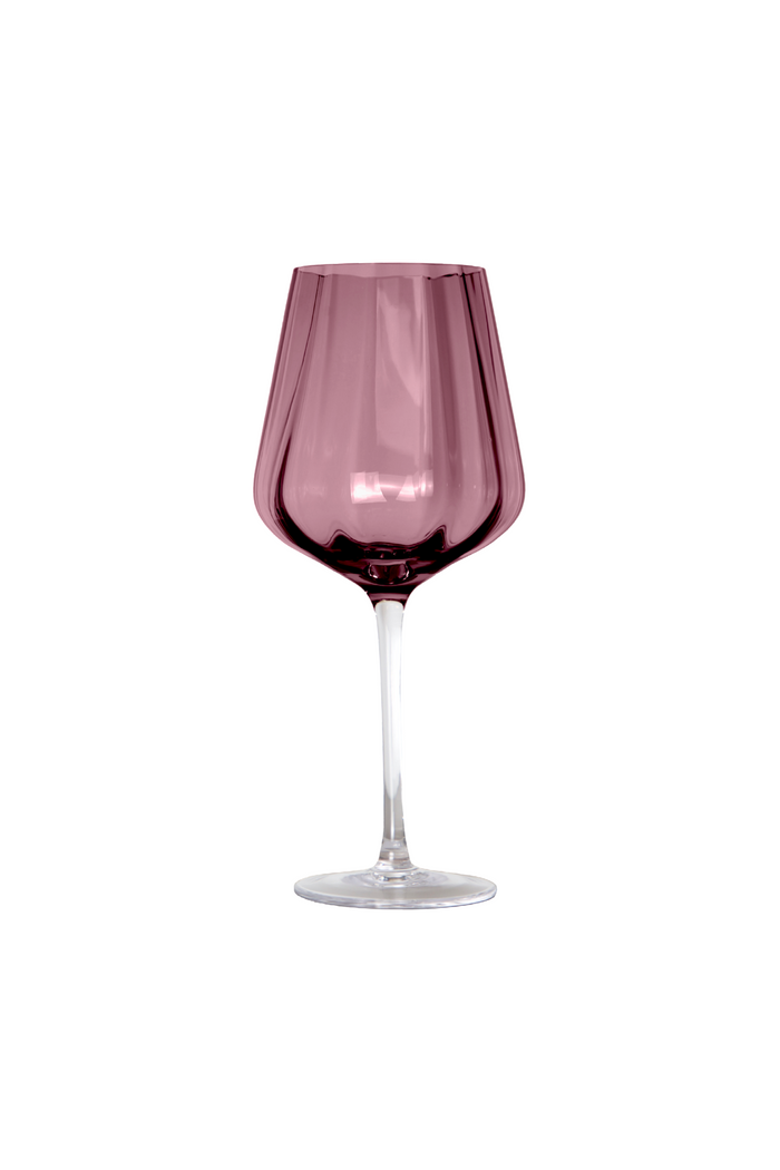 Vinglas i klart glas med høj stilk og bred, facetteret bowle i en dyb rosa farve.
